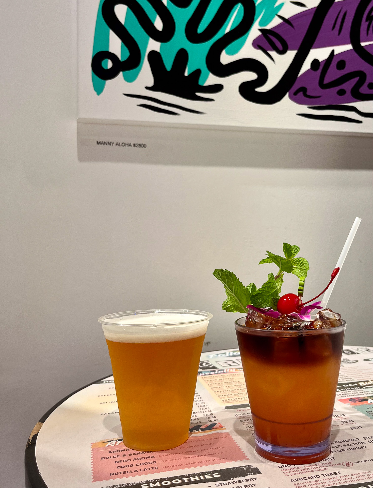 左はハワイのローカルビール、ビッグウェイブ（3ドル）で、右がマイタイ（5ドル）