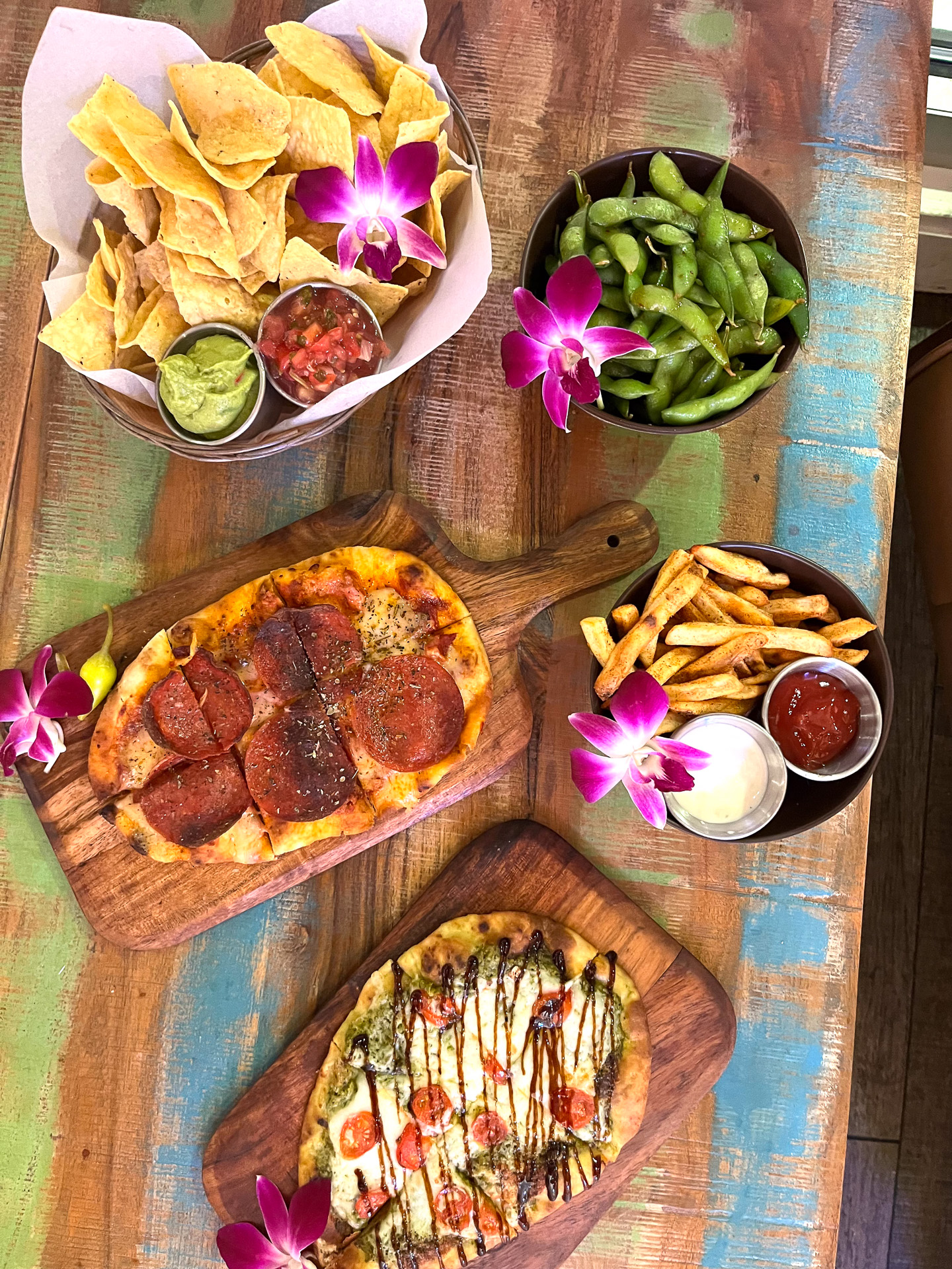 自家製ソースに絡めた枝豆（6ドル）、チップスとワカモレ、サルサソース（12.50ドル）などは12時から22時30分までのナイトメニュー