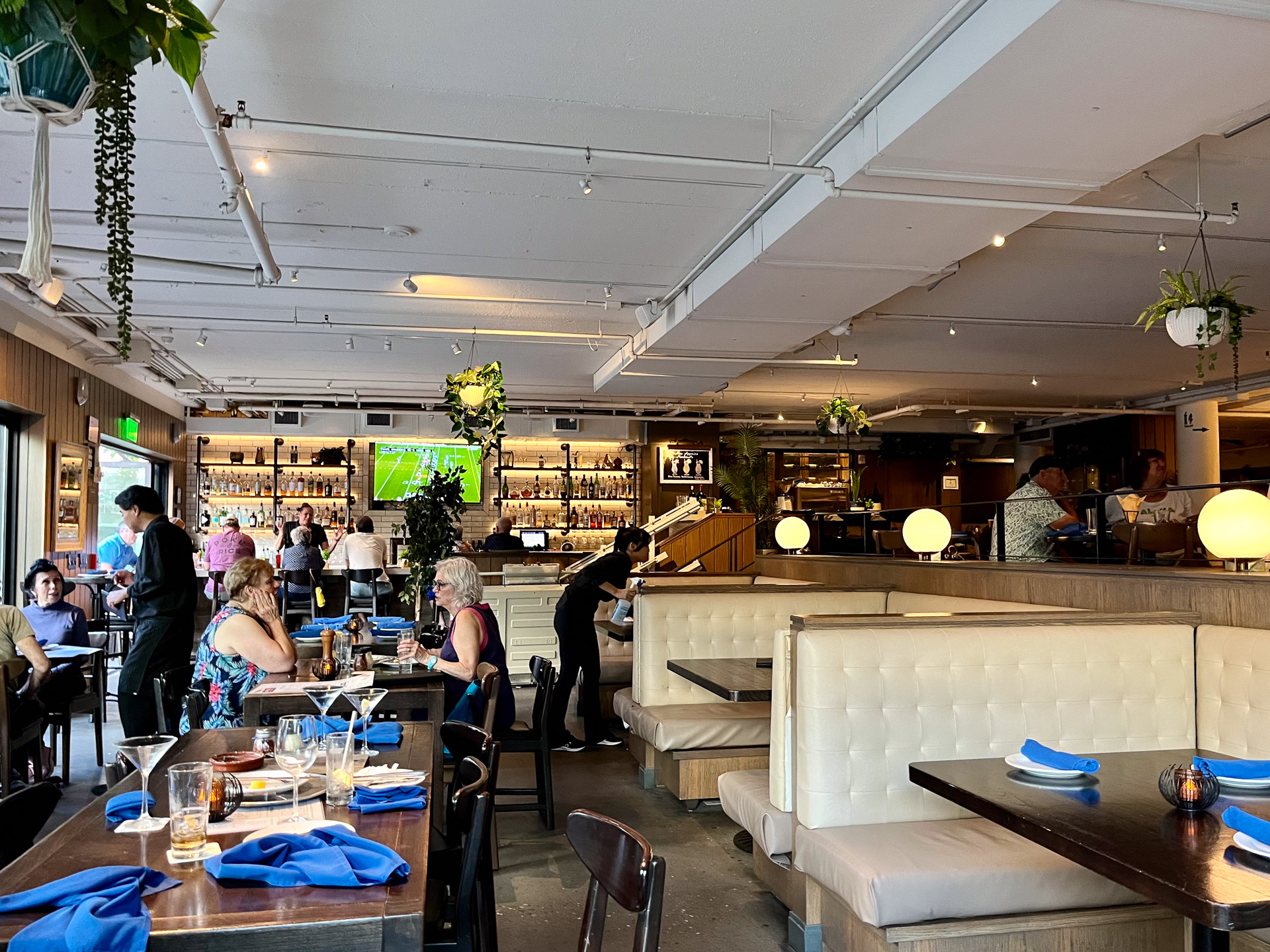 店内は外に向けて窓が開かれていて開放的