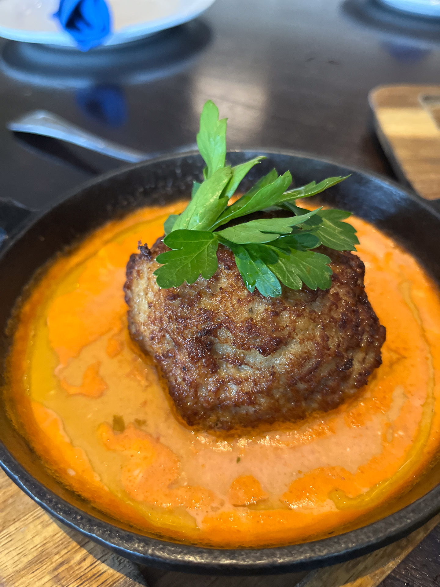 手作りの大きなミートボール（12ドル）