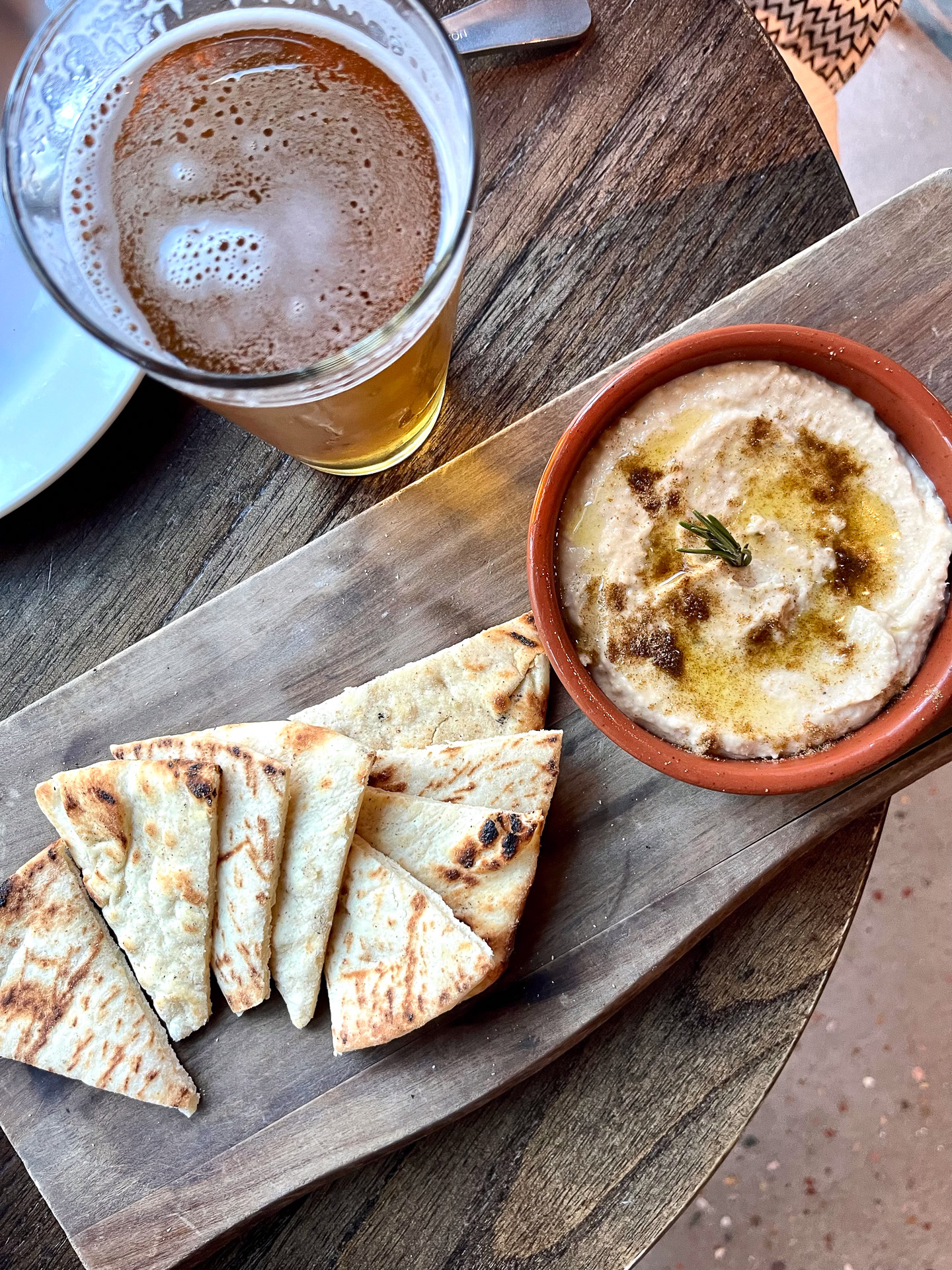 フムスはピタパンにたっぷりつけて食べよう（8ドル）