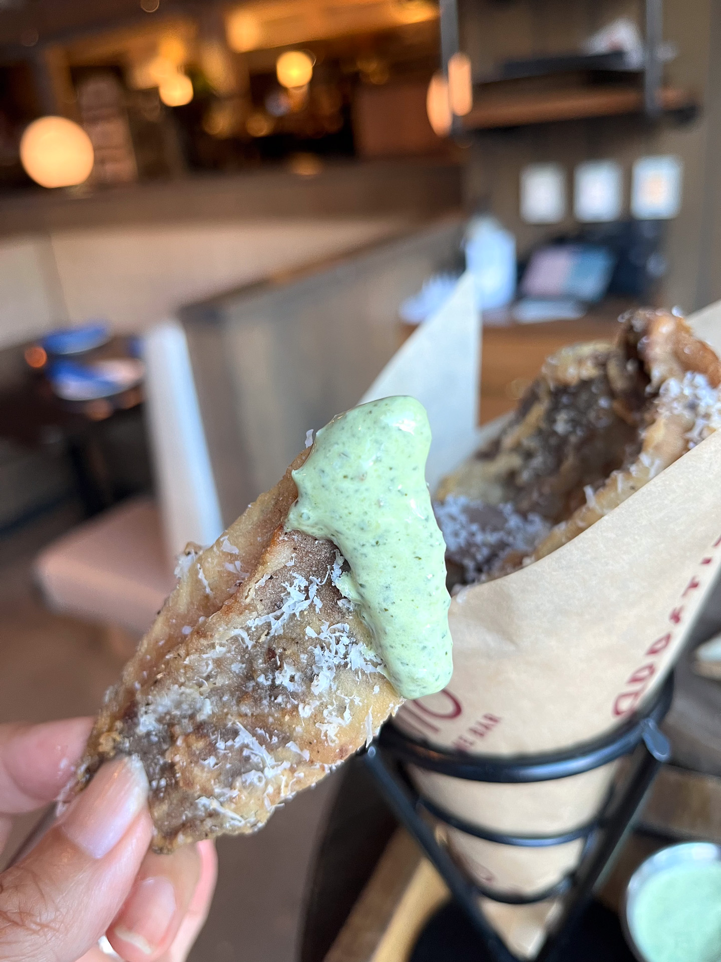 巨大マッシュルームのポルトベッロフライはペストアイオリソースにディップして（12ドル）