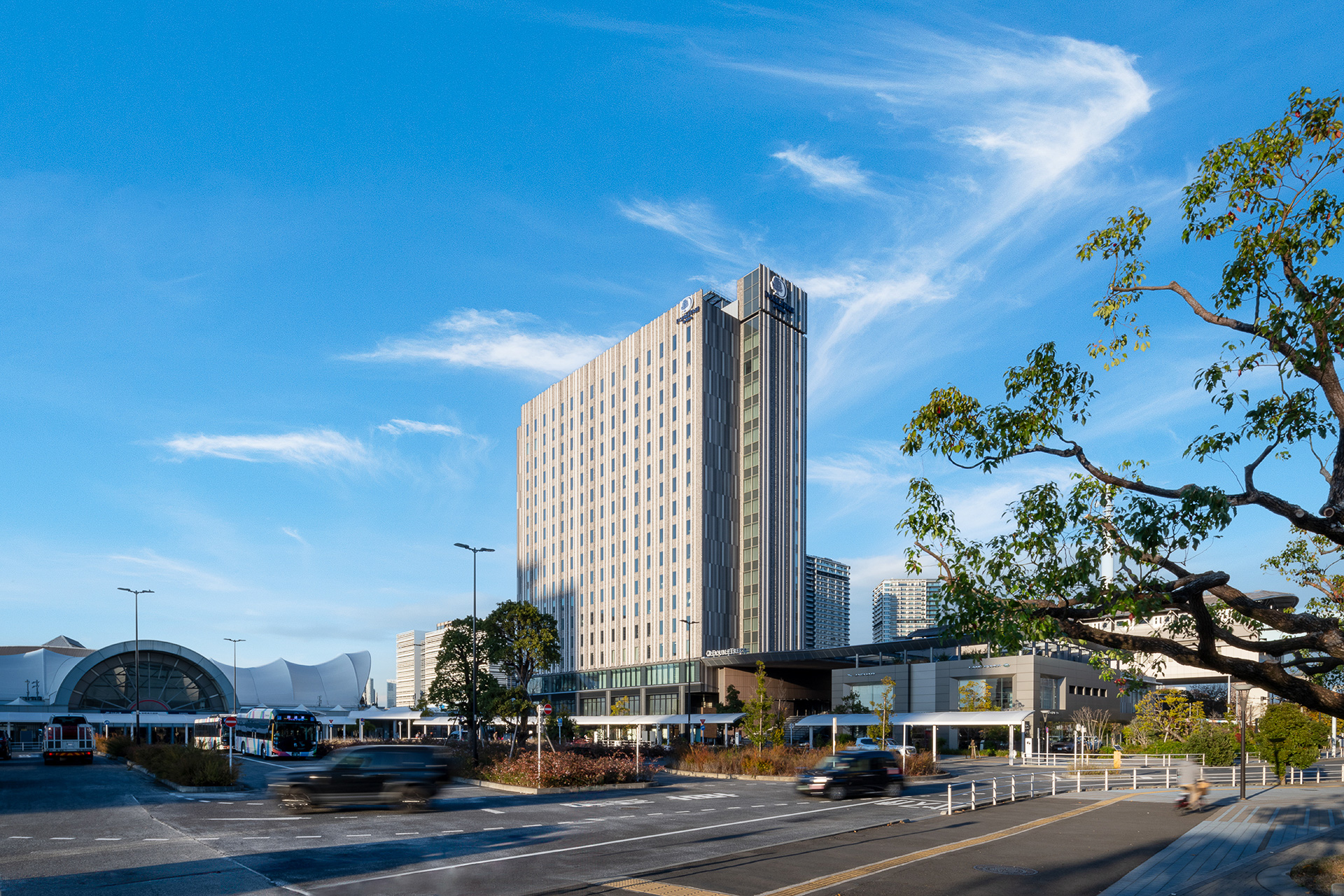 ホテルの前はバスターミナルになっており、都内各所と結んでいる（提供：ダブルツリーbyヒルトン東京有明）