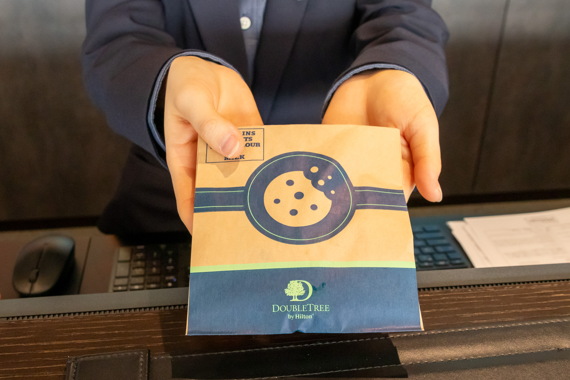 チェックイン時に焼きたてのチョコチップクッキーがもらえる