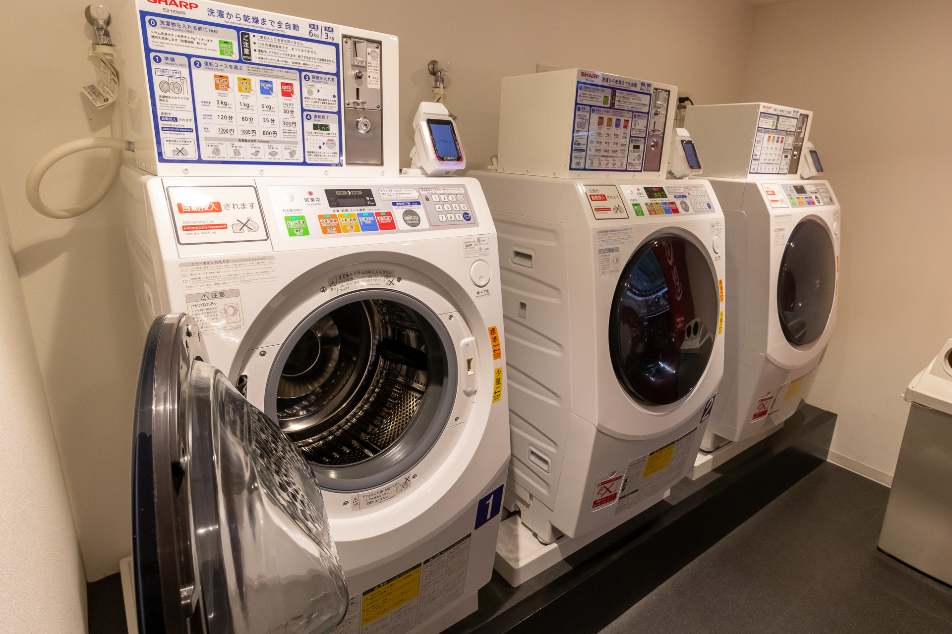 長期滞在に便利なランドリールームには6台の全自動洗濯機を用意