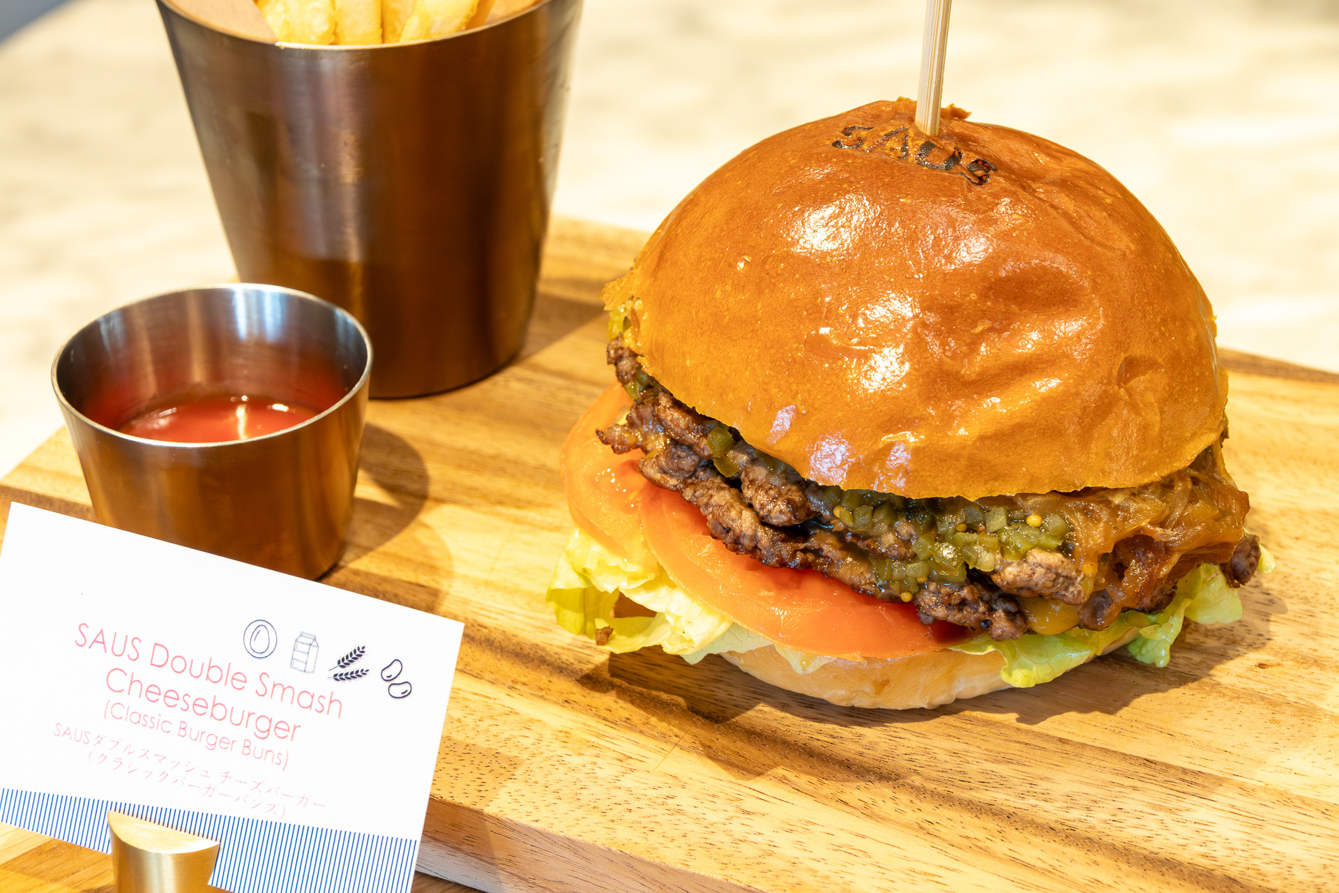 コンフォート・フードとして用意している「SAUS ダブルスマッシュ チーズバーガー」