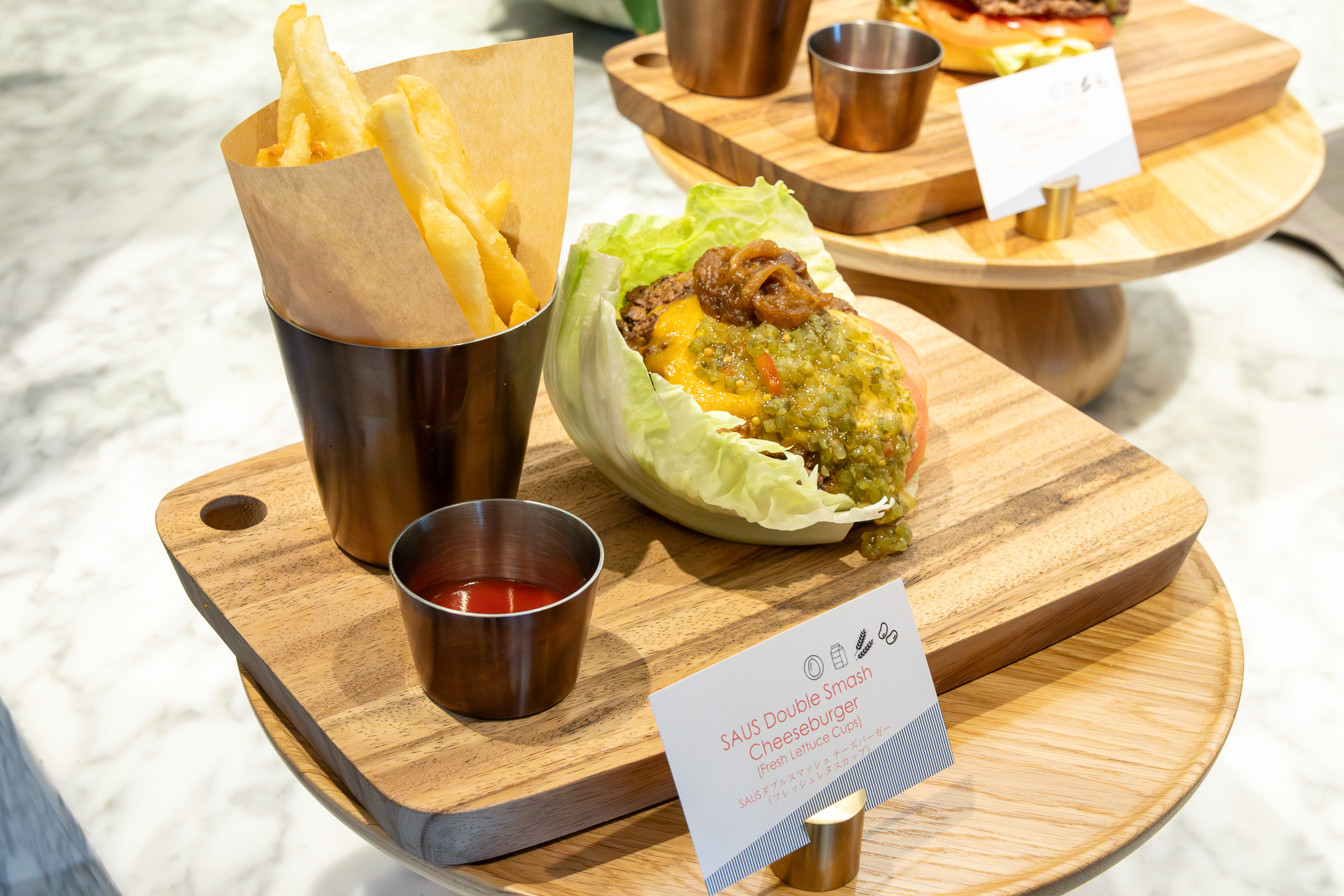 SAUS ダブルスマッシュ チーズバーガーは、バンズをレタスにしたもの、丼仕立ての和風にしたものも用意している