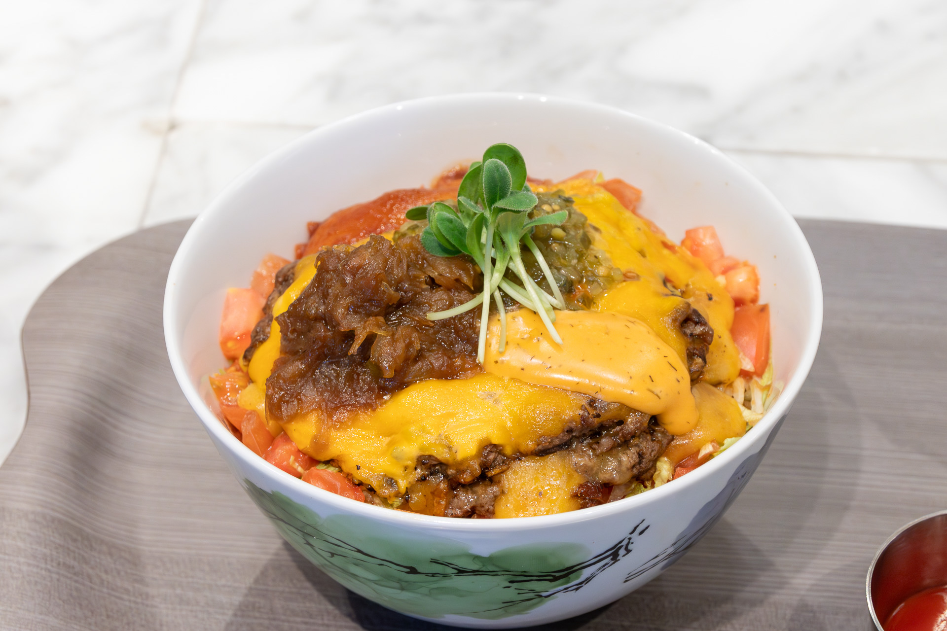 SAUS ダブルスマッシュ チーズバーガーは、バンズをレタスにしたもの、丼仕立ての和風にしたものも用意している