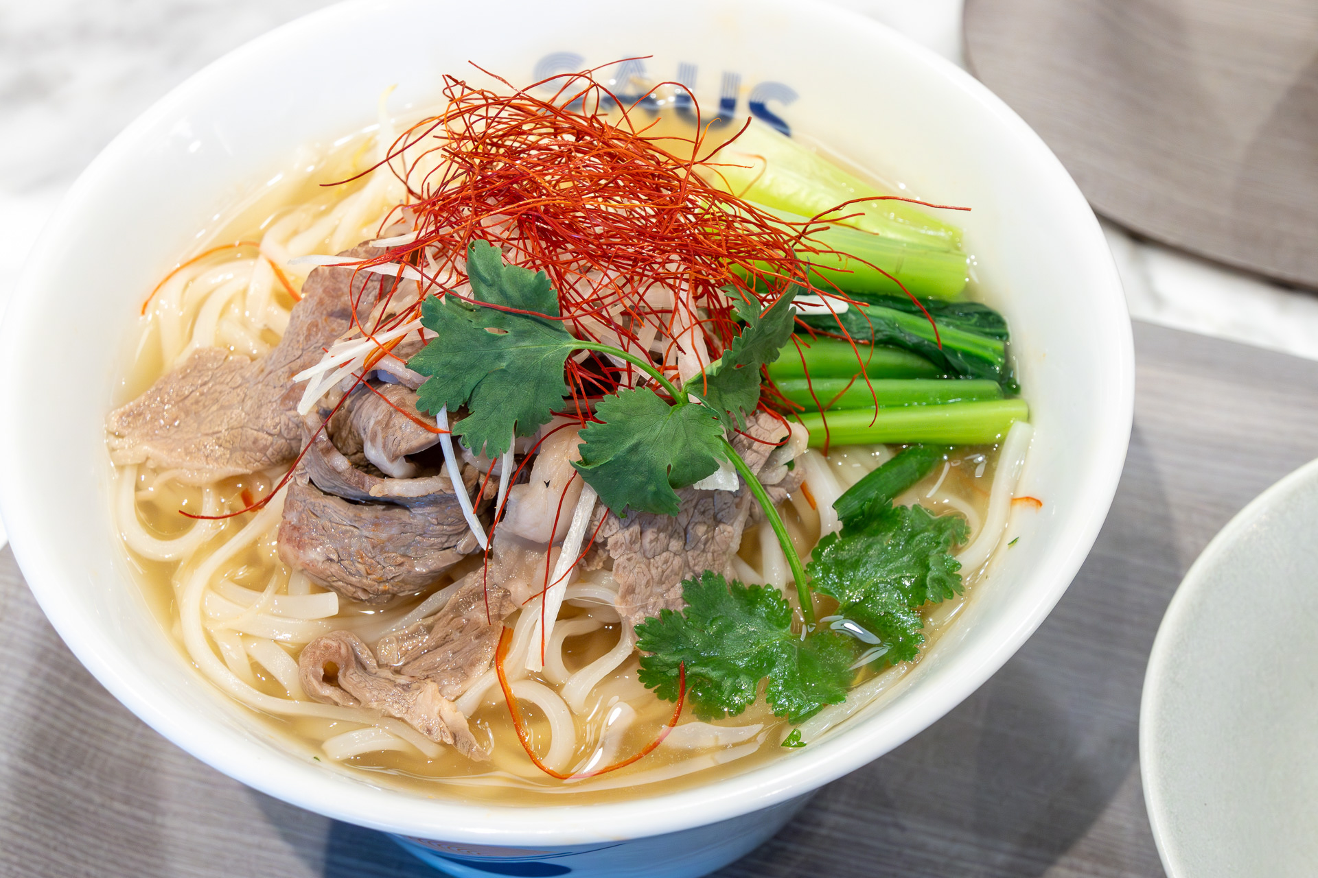 コンフォート・フードとしてエスニックヌードルも用意する。写真はライスヌードルのフォーを使ったもの。そのほか、日によってラクサやヴィーガンヌードルを提供するとのこと