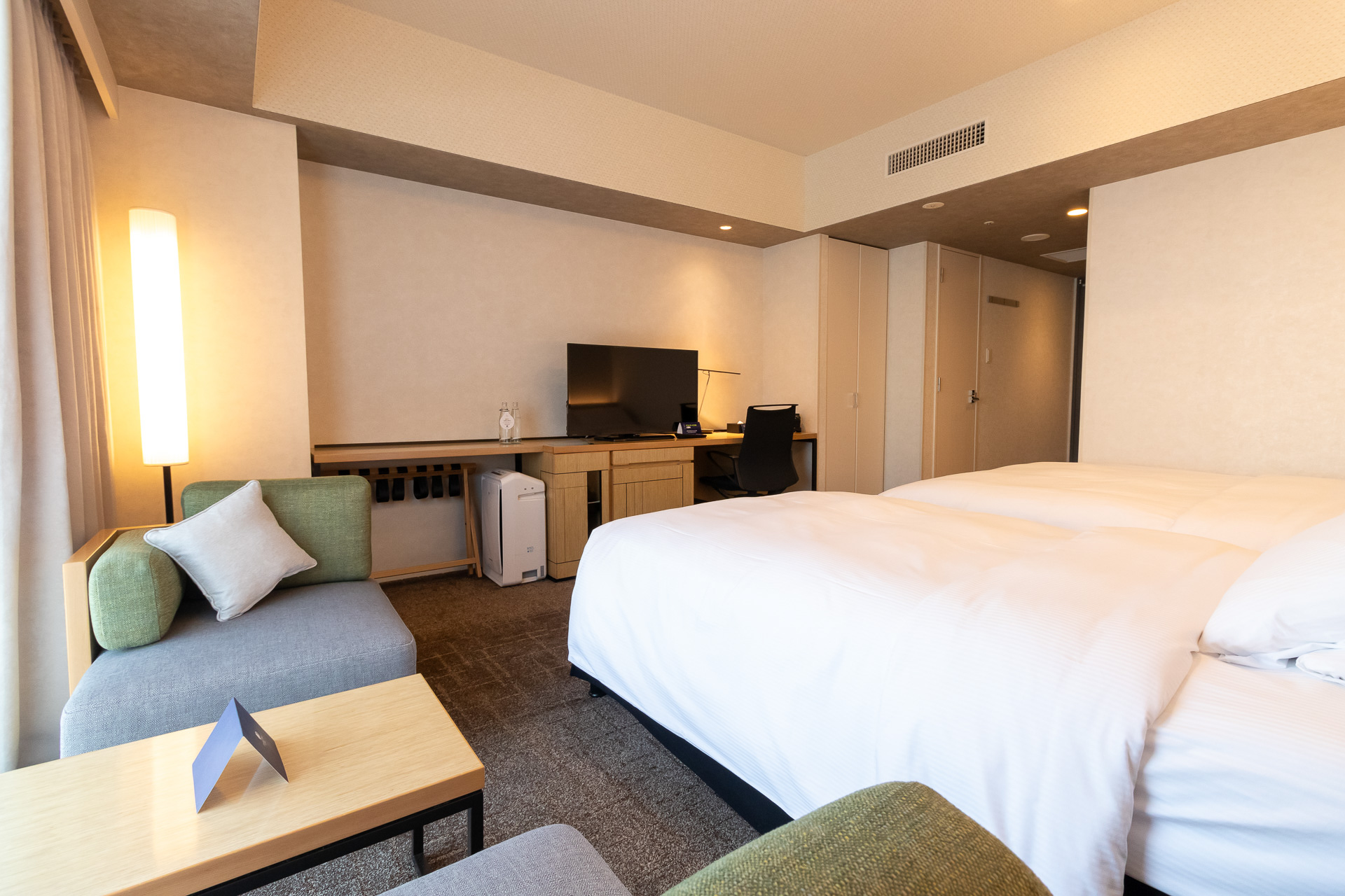 デラックスルームを窓際から撮影したもの