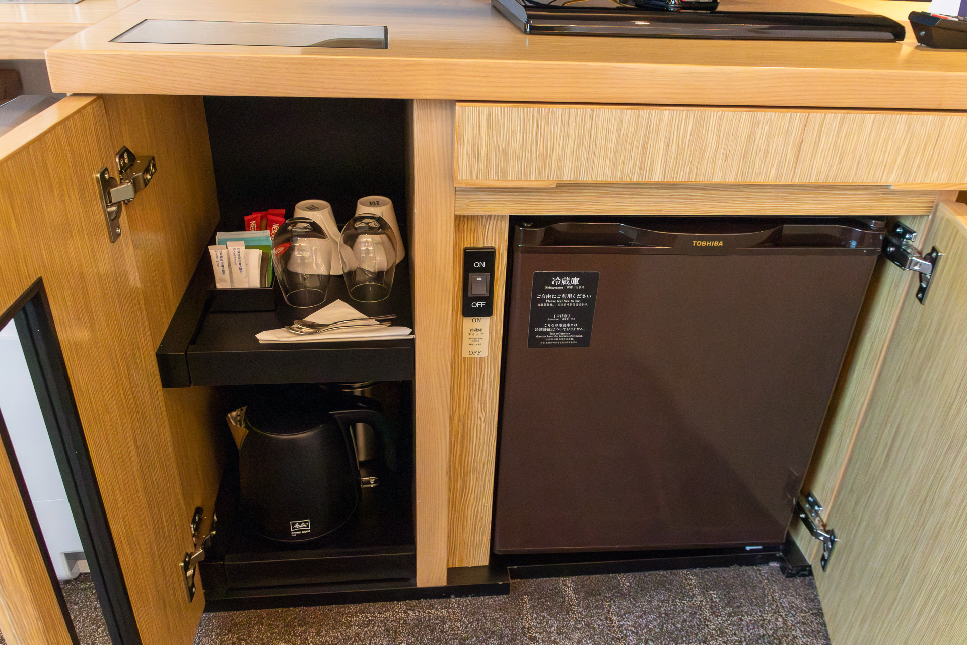 デスク下に設置している冷蔵庫