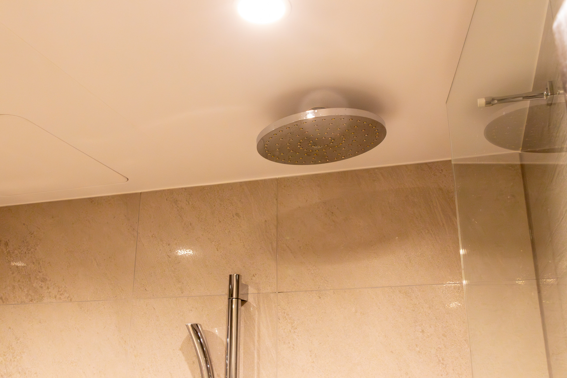 天井のレインシャワー