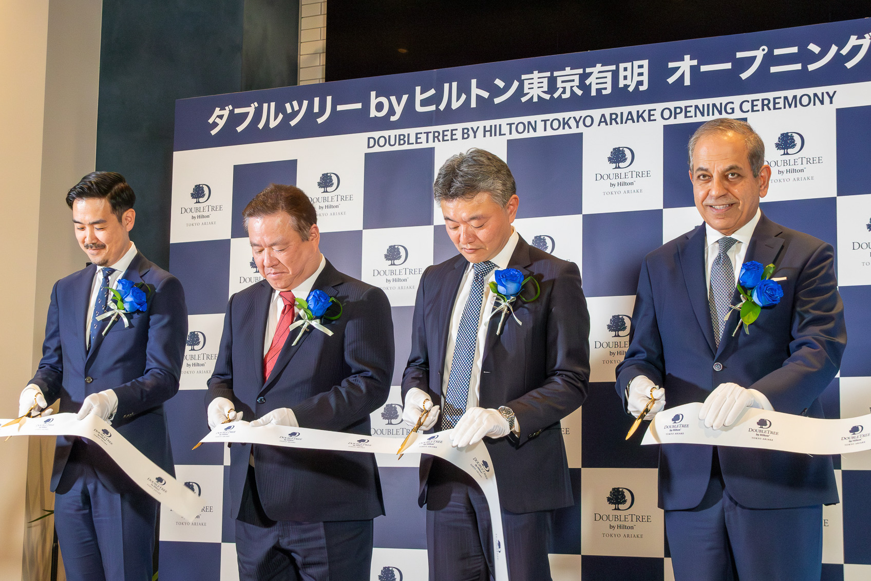 グランドオープンを記念して行なったテープカット