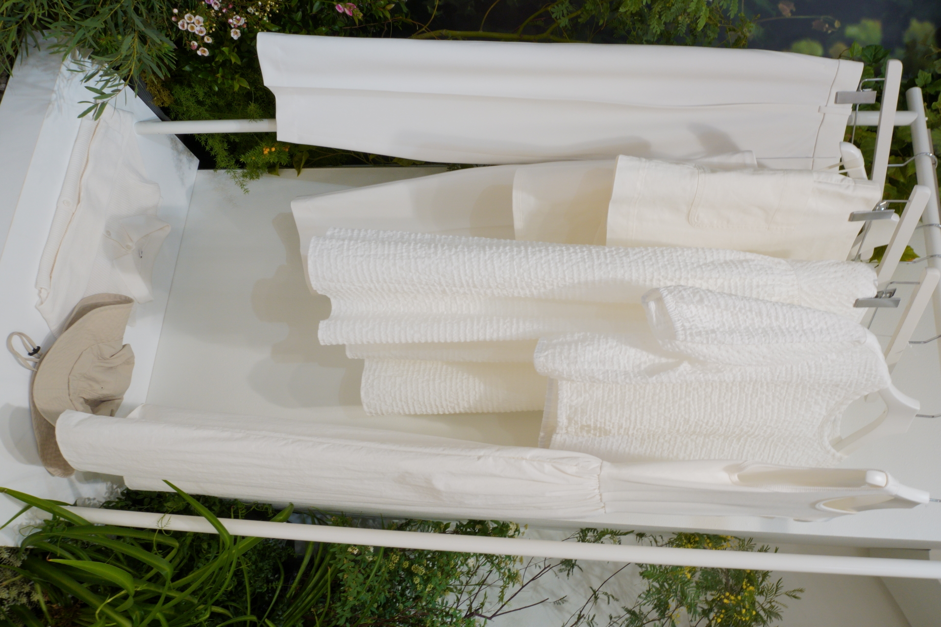 水色や黄色など春らしいカラーのアイテム