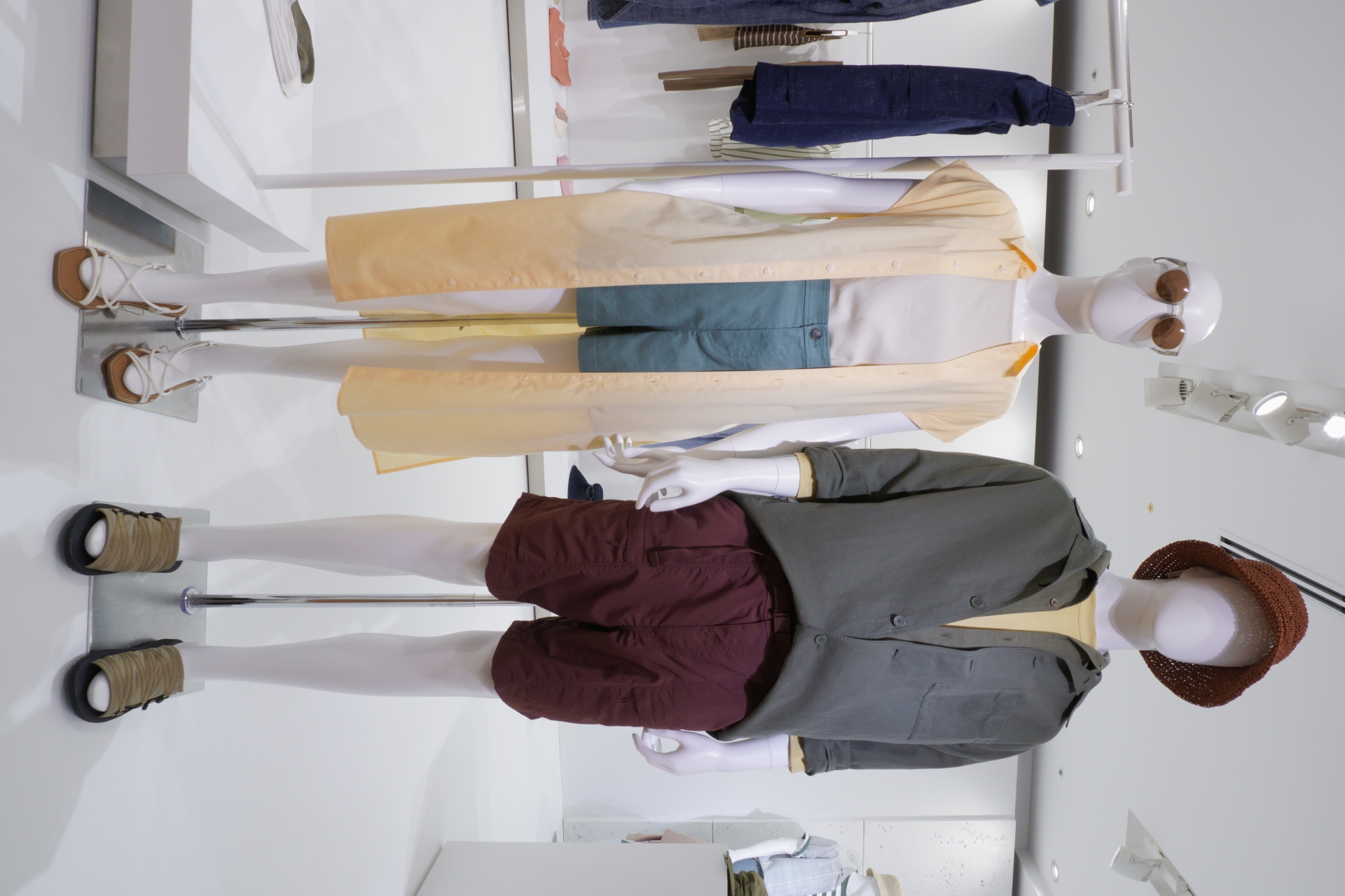 リネンやコットンを使った軽やかなアイテムが並ぶ