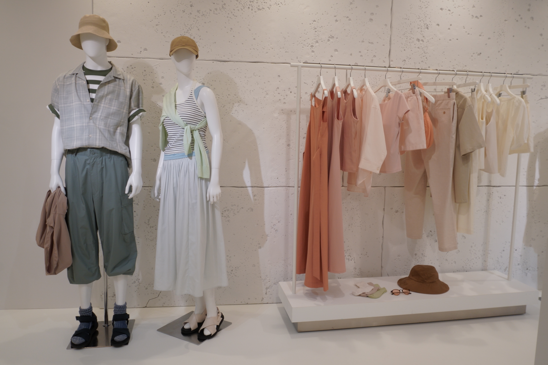 リネンやコットンを使った軽やかなアイテムが並ぶ