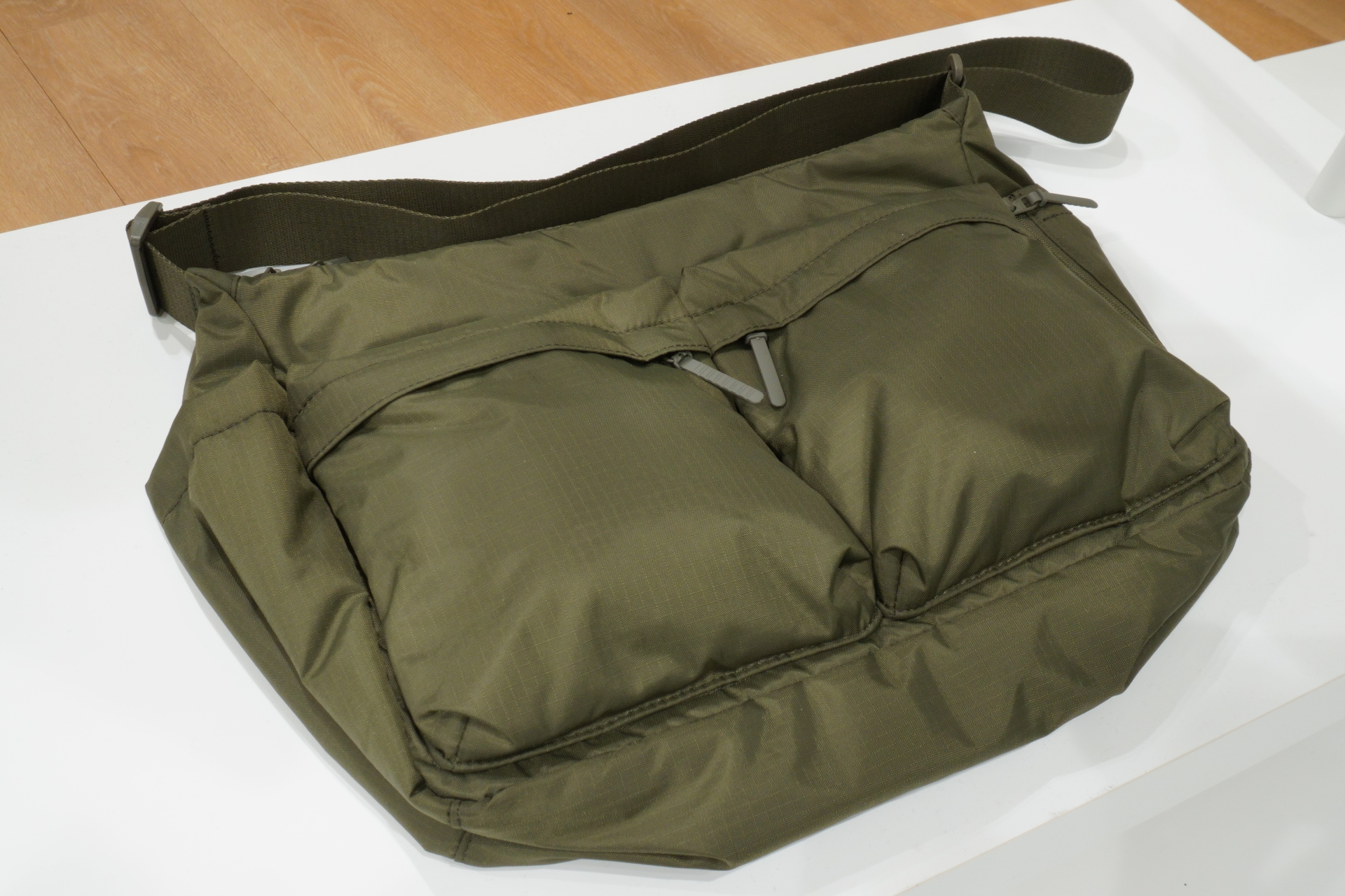 マルチポケットショルダーバッグ（2990円）