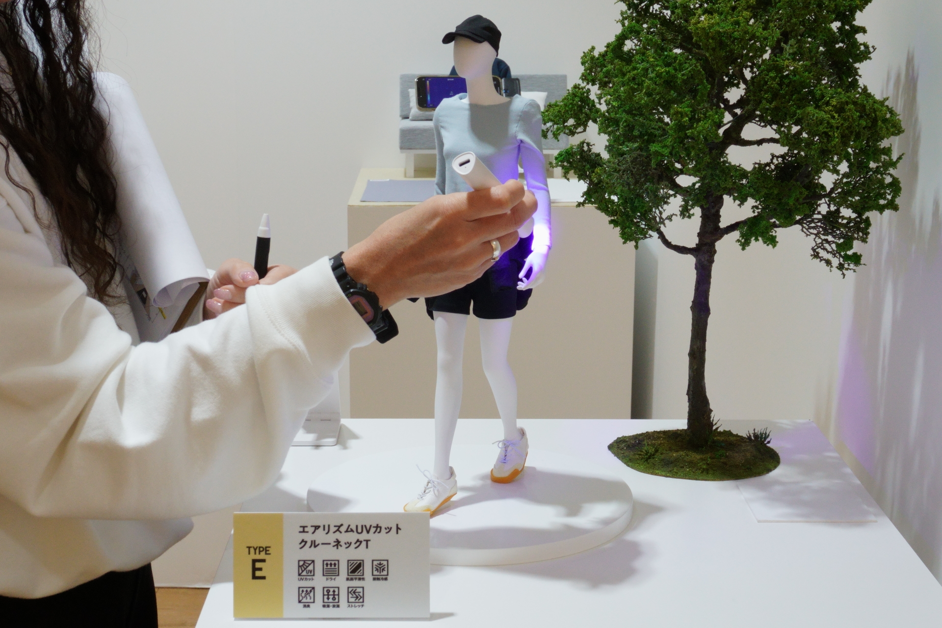 エアリズムUVカットクルーネックTを着用したマネキンにUVライトをあてる