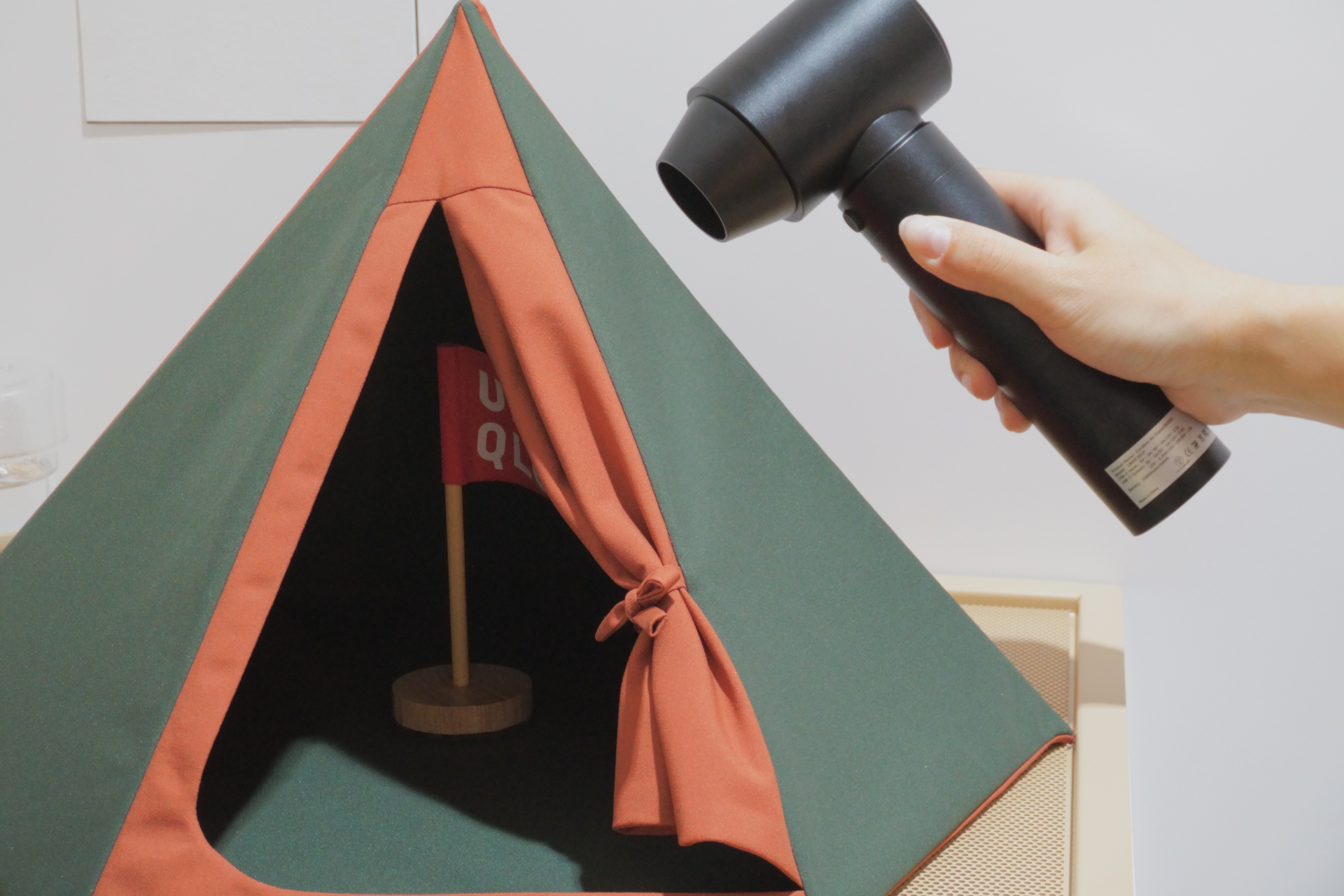 ブロックテックパーカと同じ素材を使ったミニテントで防風機能をアピール