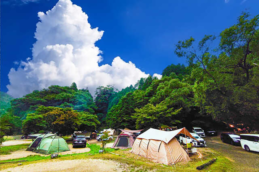 鈴鹿国定公園の自然に囲まれた「大河原温泉アウトドアヴィレッジ かもしかオートキャンプ場」