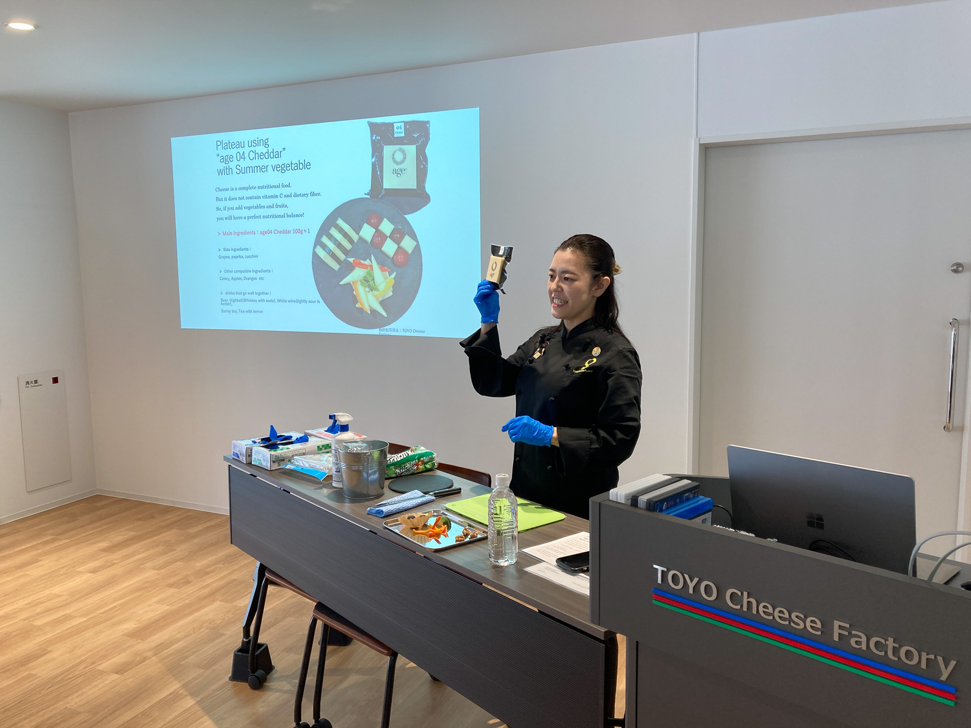 チーズプラトー体験の説明をする長原さん