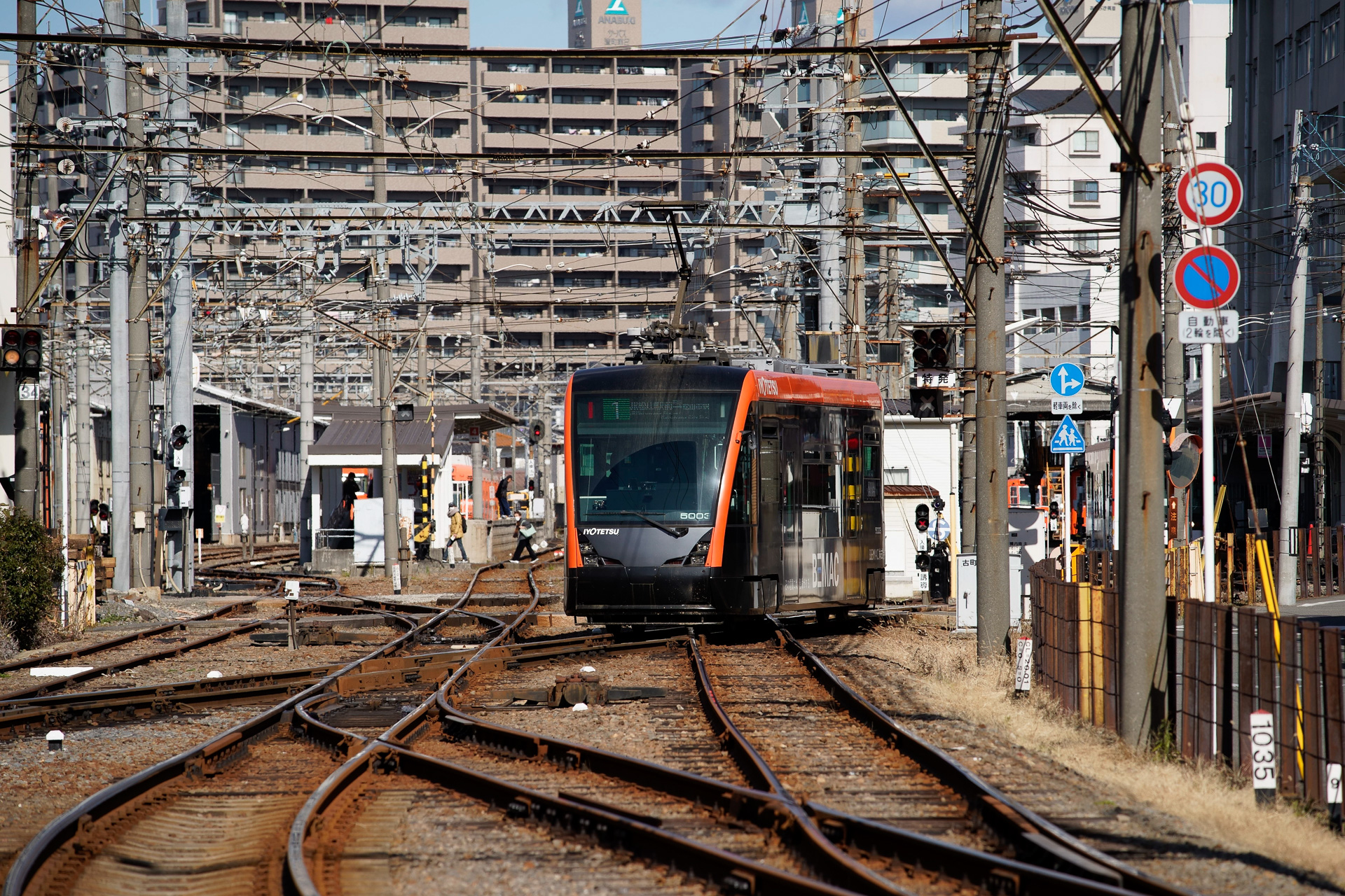 伊予鉄道の古町駅。高浜線の複線を横切るのは……市内線の路面電車（！）
