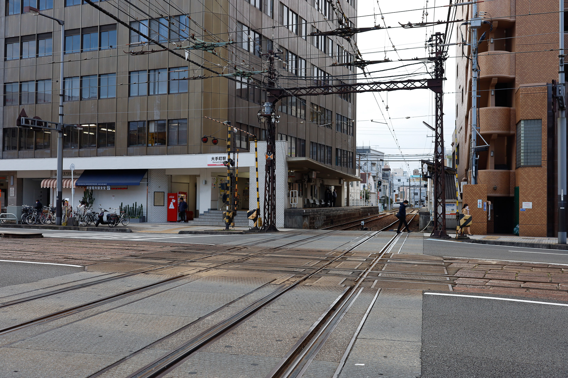 こちらは有名な、大手町駅の平面交差。頭上を見ると、架線同士を十字型の金具でつないでいる様子が分かる