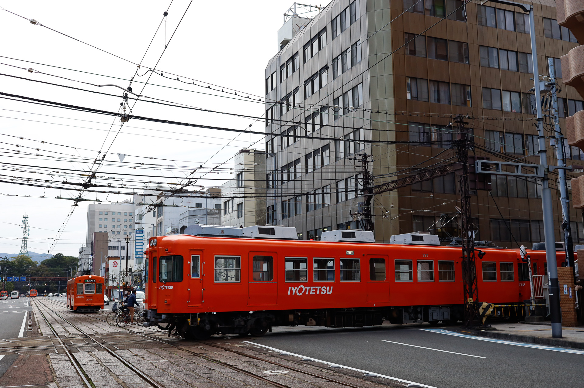 高浜線の電車がここを通るときには、クルマと市内線の電車がまとめて待たされる