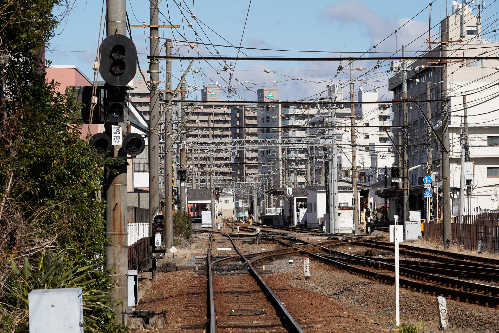 古町駅の平面交差を南方から見る。中央にあるのが市内線の線路で、その右側に2本あるのが高浜線の線路
