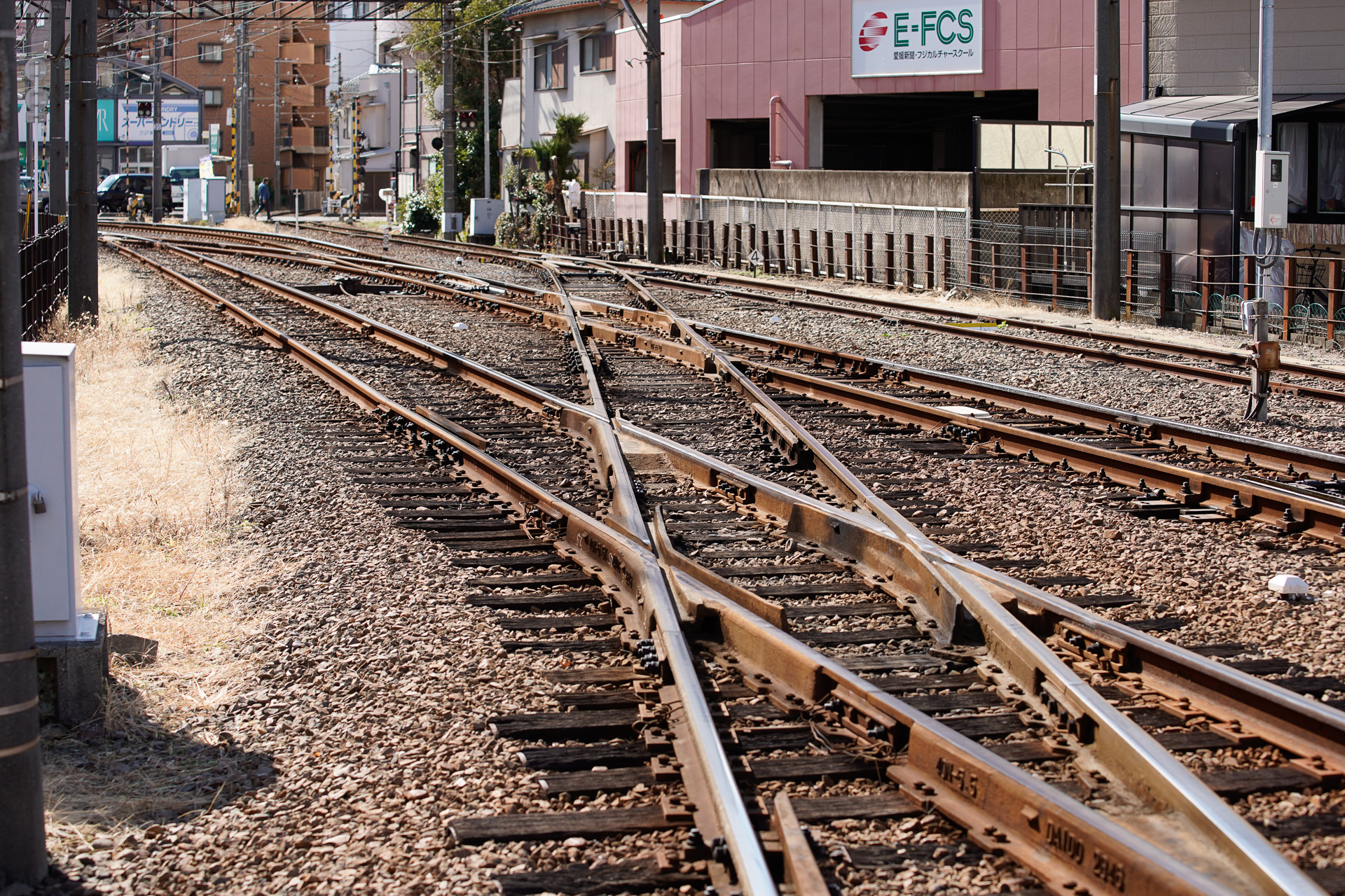 同じ場所を、反対側の古町駅付近から見ると、こうなる。左上から右下に向かう複線が高浜線、それを横切るのが市内線