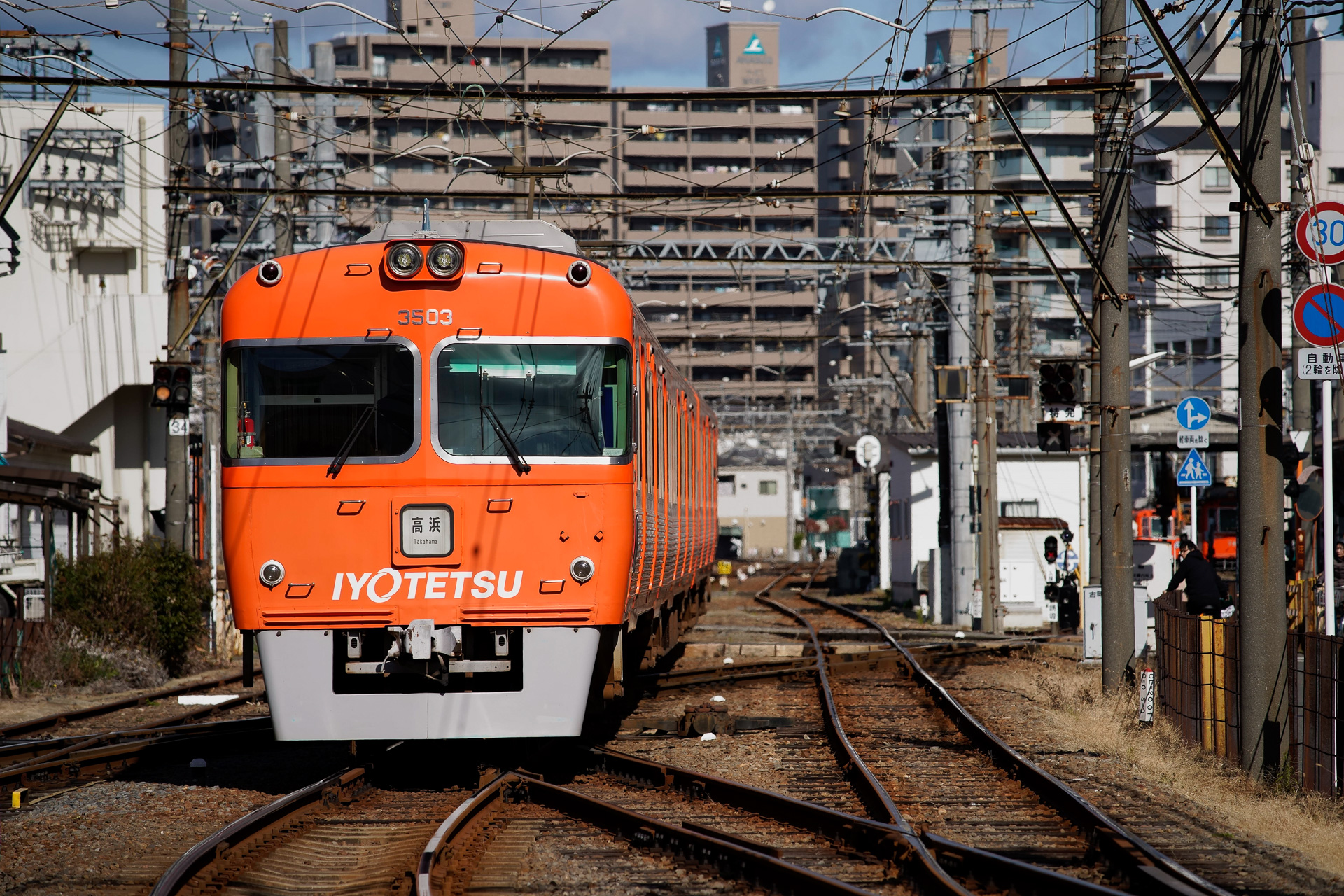 まず、高浜線の電車が通過する