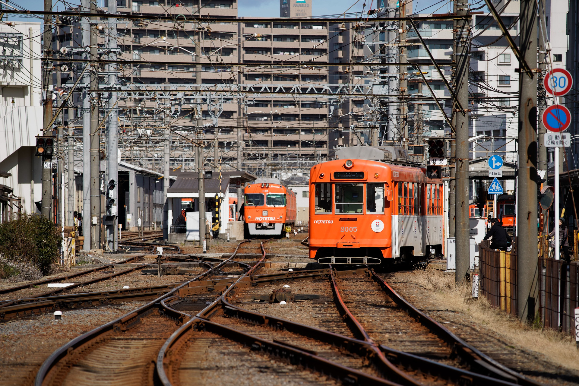 そのあとで、市内線の電車が通過する。古町駅で行き違いをするダイヤなので、双方向の電車が立て続けに通る