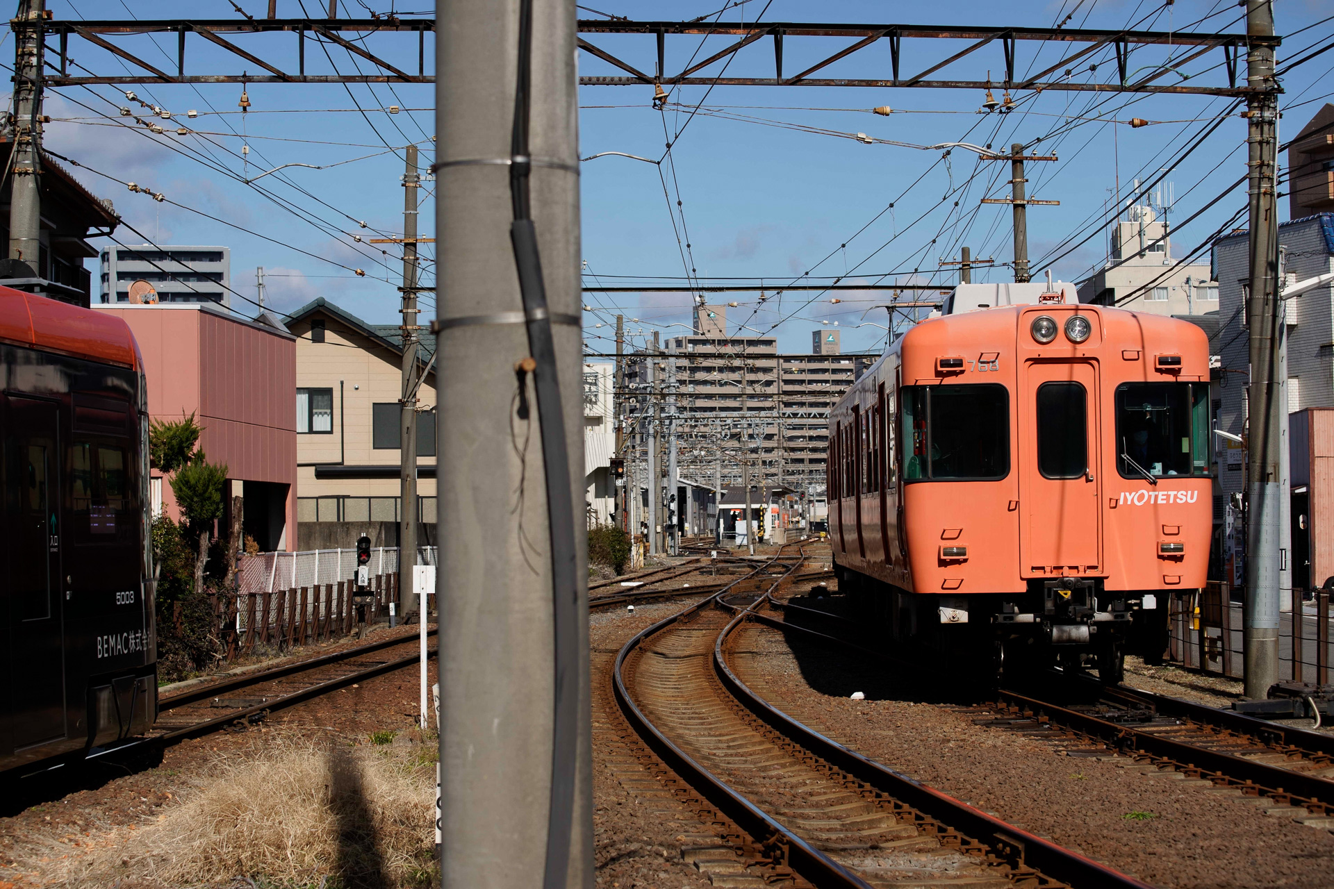 発着のタイミングがかち合うと、このように市内線の電車が手前で待つことになる（左手で停車中）