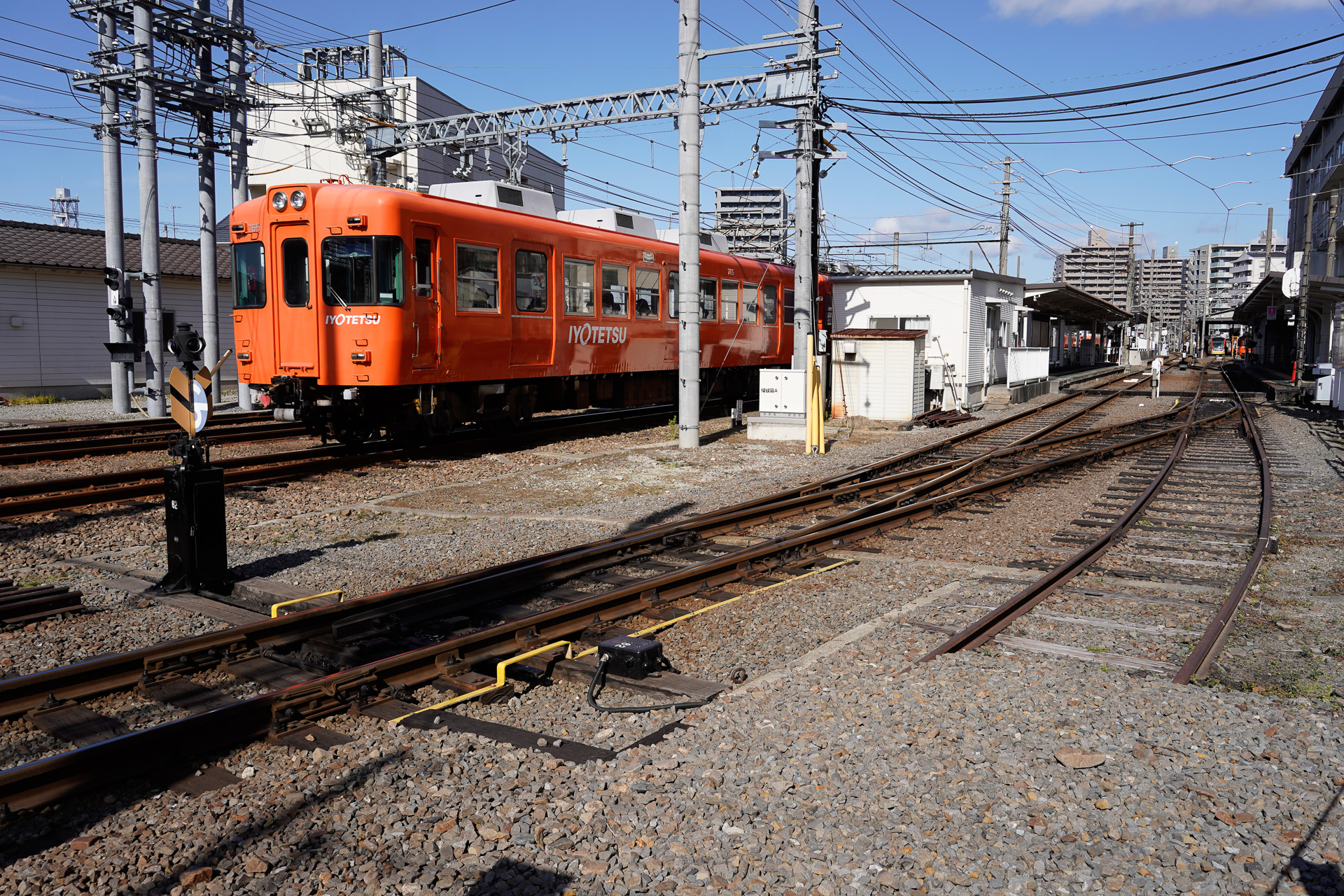 高浜線の電車が通過しているとき、右端にある1番線から進出するところの市内線の分岐器は、手前に向かう行き止まりの線路（安全側線）に進路を引いてあるのが分かる