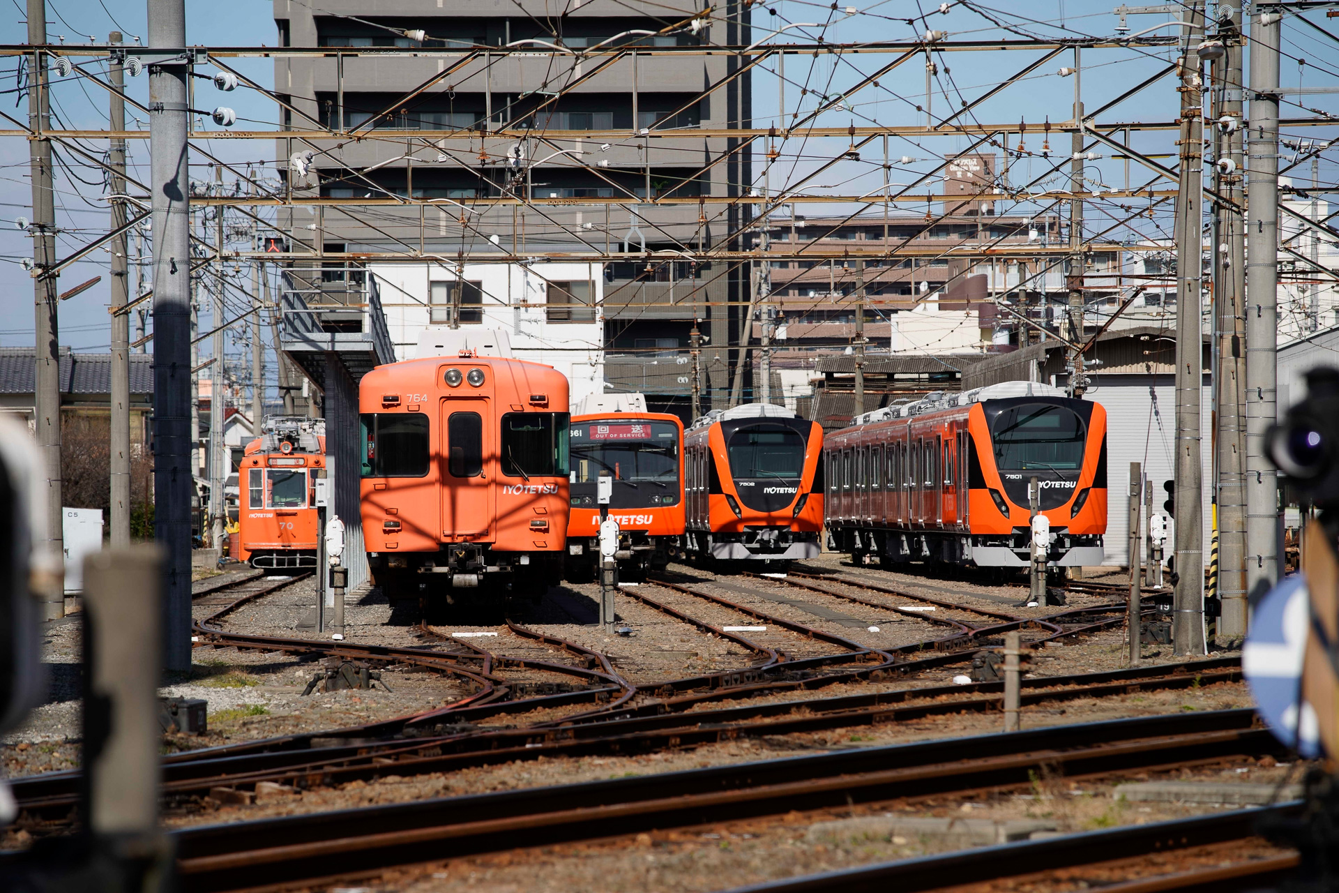 古町駅の西側にある留置線。新鋭7000系の姿が見えるほか、左端には市内線の路面電車がいるのが分かる