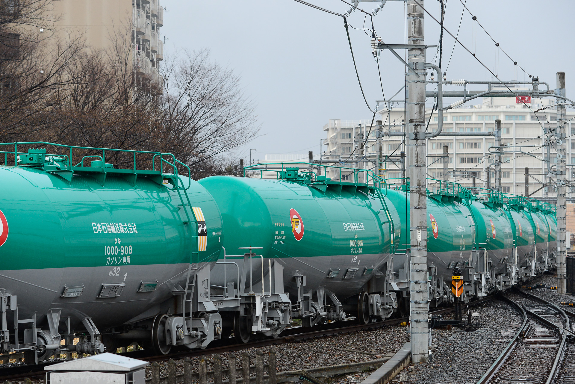 横田基地に出入りする燃料輸送列車が、西武の線路を横切って通過することがある