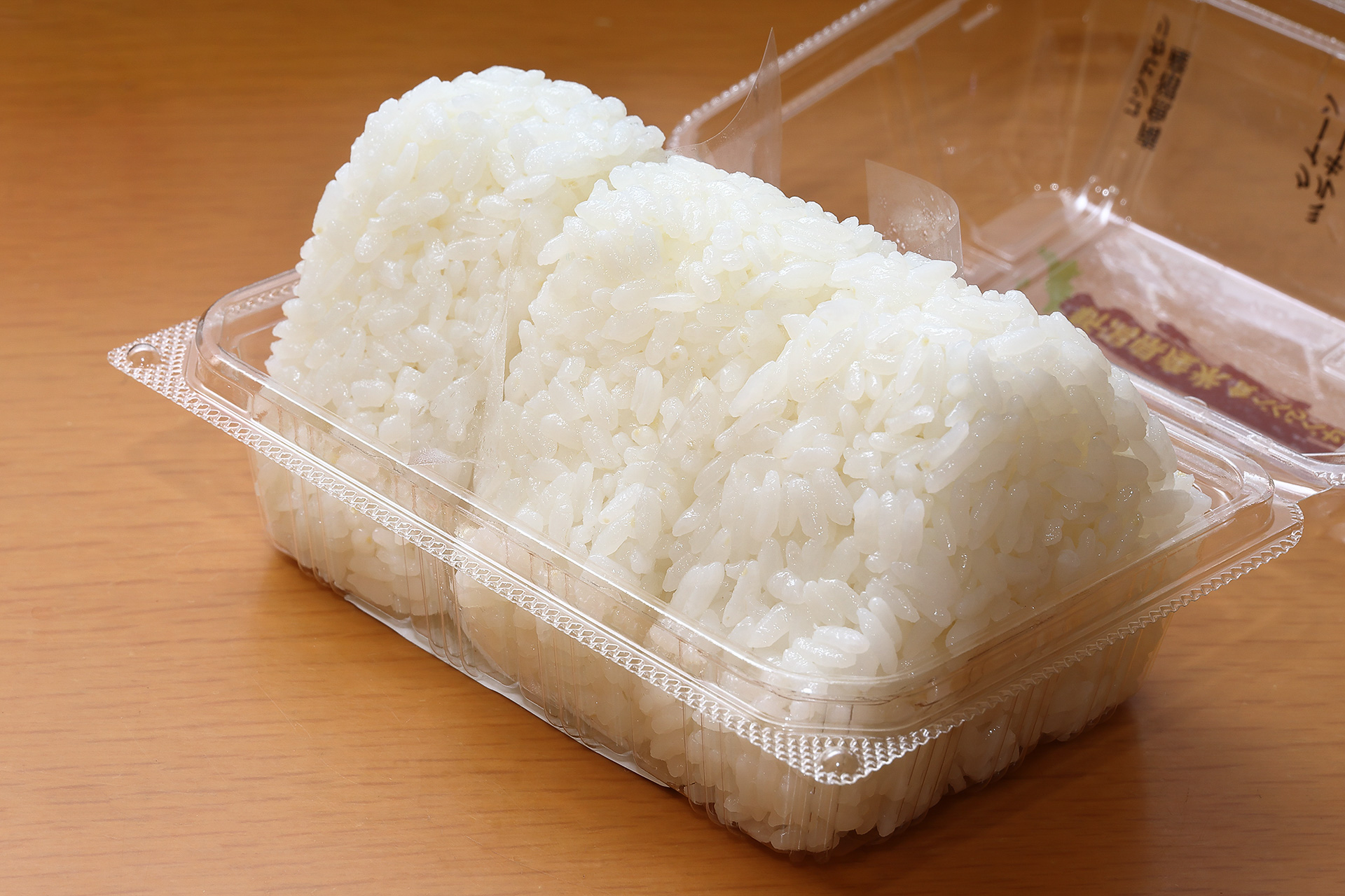 左から「「南魚沼産コシヒカリ」「ミルキークイーン」「新之助」の塩むすび。シンプルきわまりない見た目