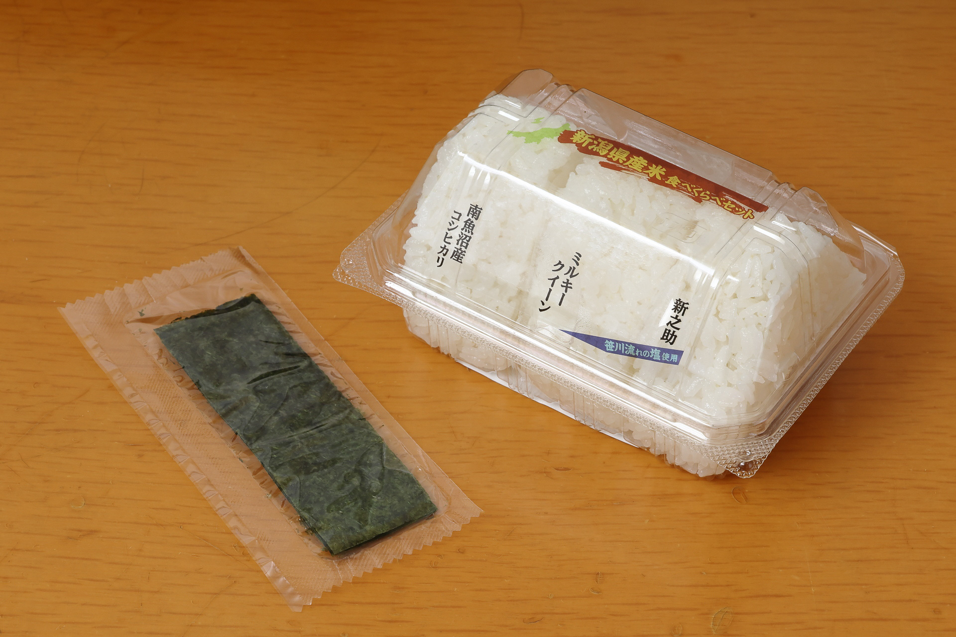 おかずはなく、ただ海苔が5枚ついているのみの超シンプル駅弁