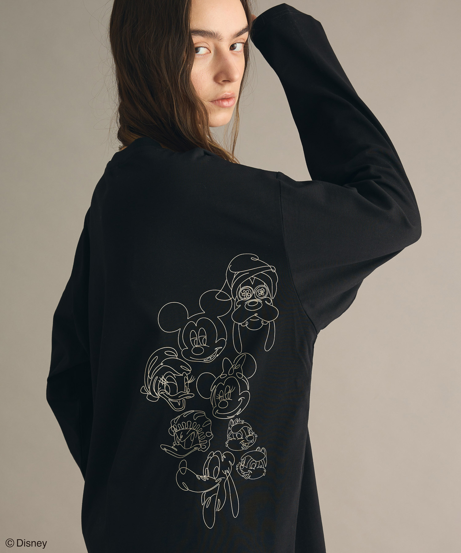 「バックサイドプリントTシャツ」（4990円）