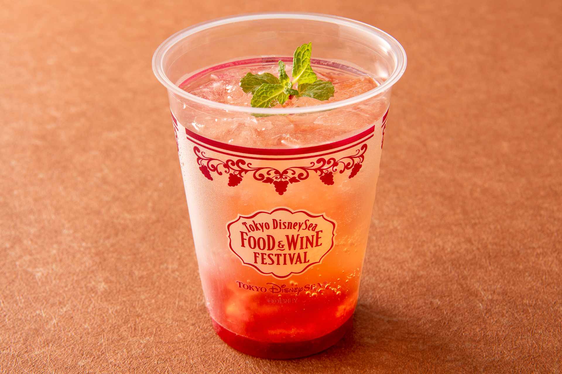 「リフレスコス」の「スパークリングカクテル（シェリー、ストロベリー、エルダーフラワーシロップ）」（780円）