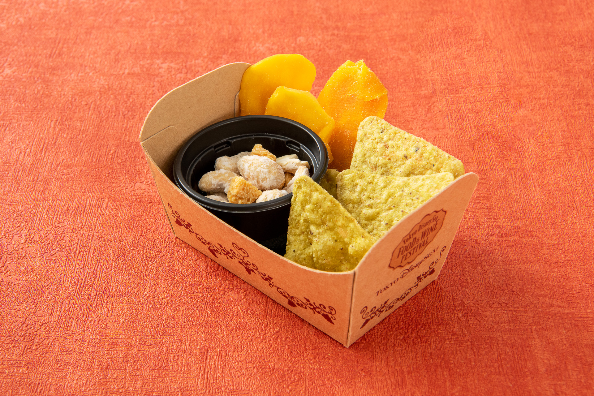 「テディ・ルーズヴェルト・ラウンジ テラス席」の「アソーテッドスナック」（600円）