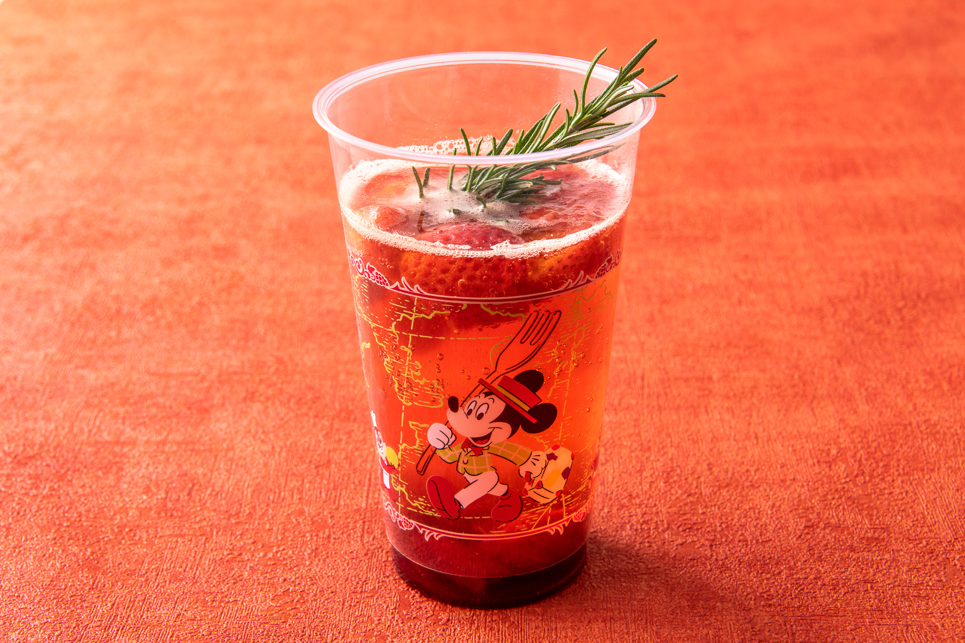 「テディ・ルーズヴェルト・ラウンジ テラス席」の「スパークリングベリーティー」（750円）