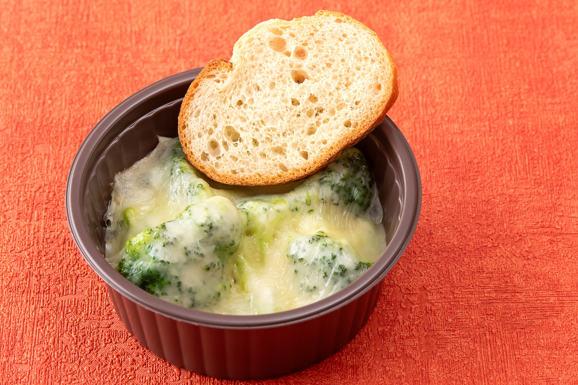 「ニューヨーク・デリ」の「ブロッコリーとモントレー・ジャックのチーズフォンデュ風」（600円）