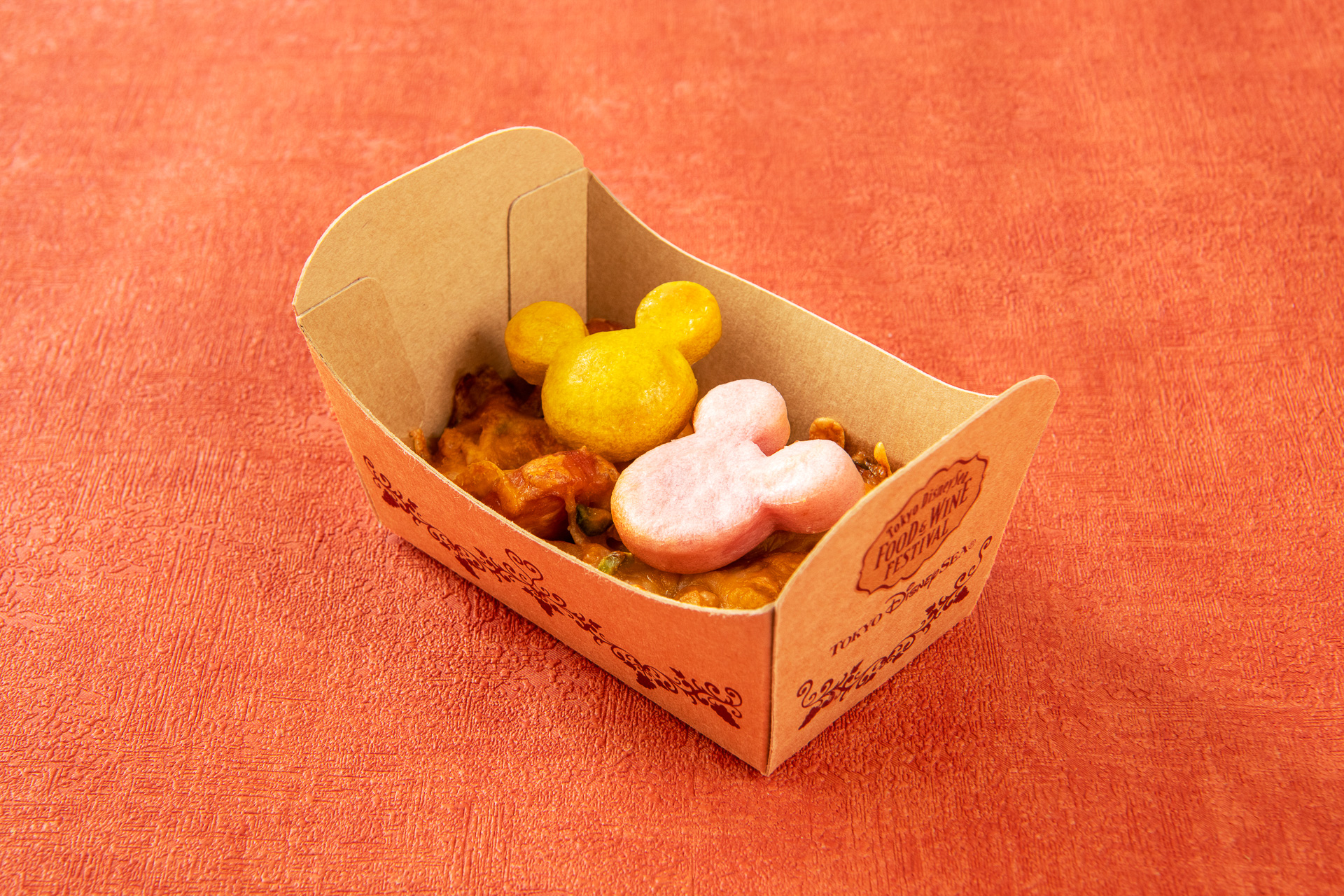 「フードトラック（ブルー）」の「ニョッキグラタン（チョリソー、キノコ、ピスタチオ）」（700円）