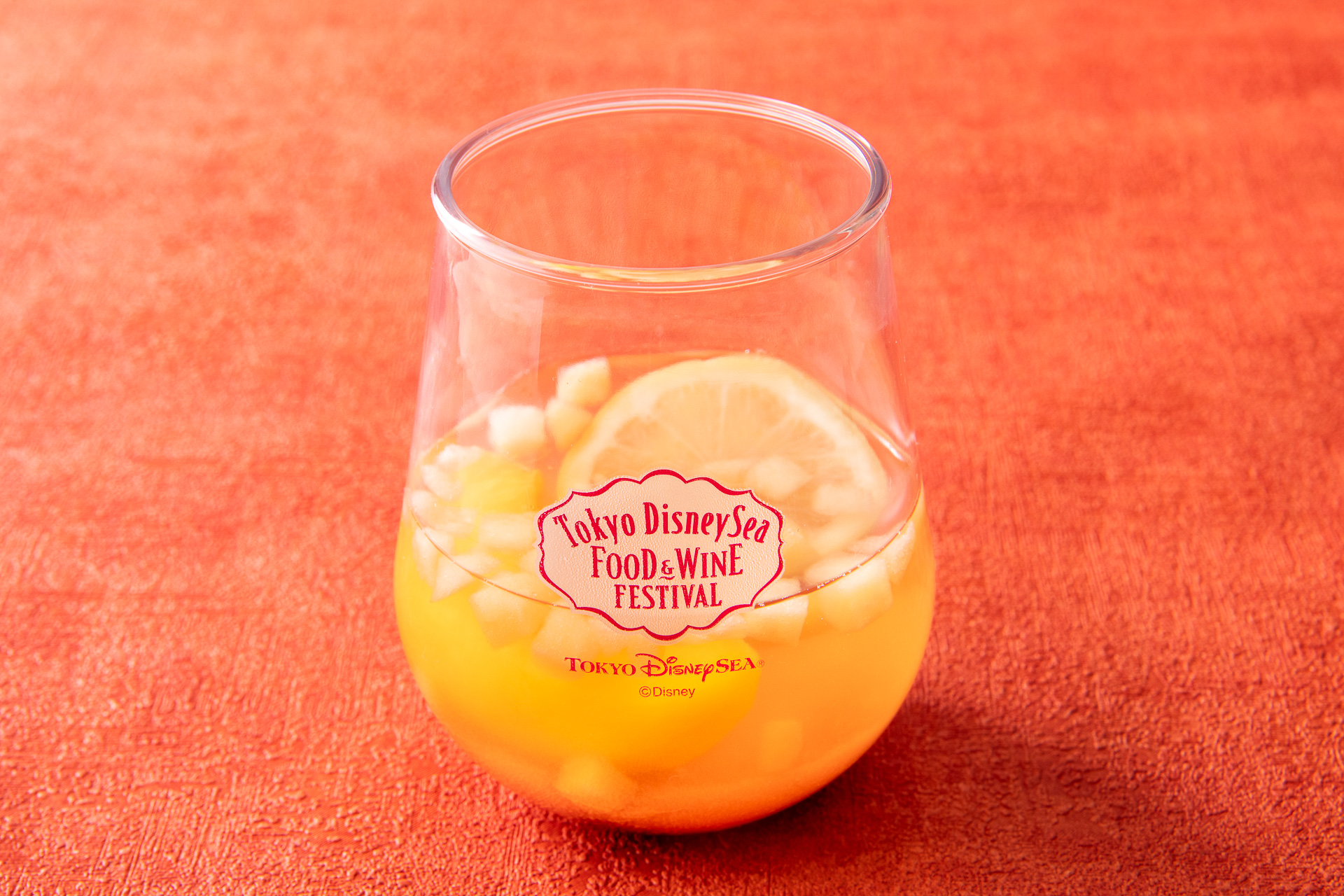 「フードトラック（レッド）」の「フルーツワイン白（アップル＆ピーチ）」（880円）