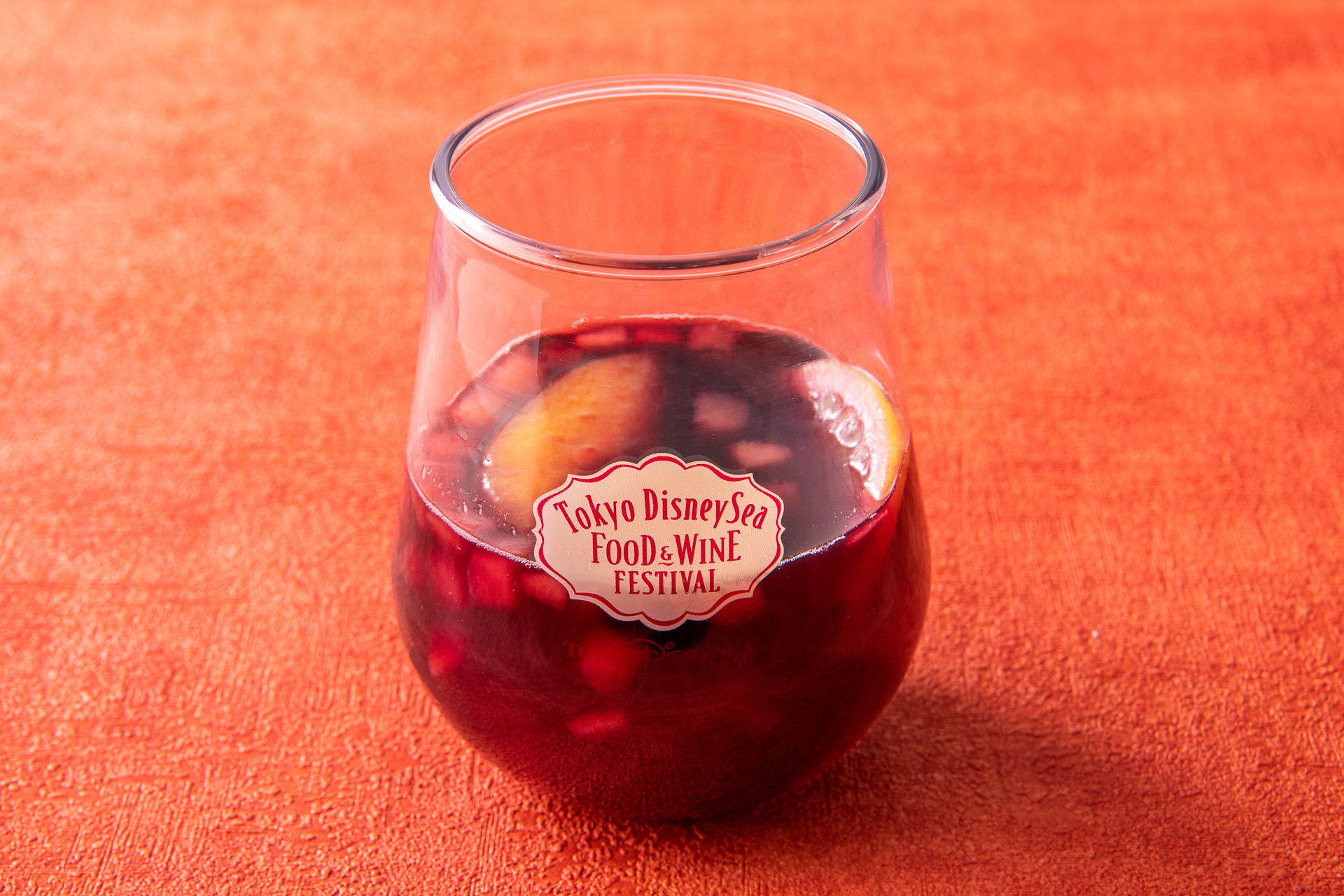 「フードトラック（レッド）」の「フルーツワイン赤（アップル＆ピーチ）」（880円）