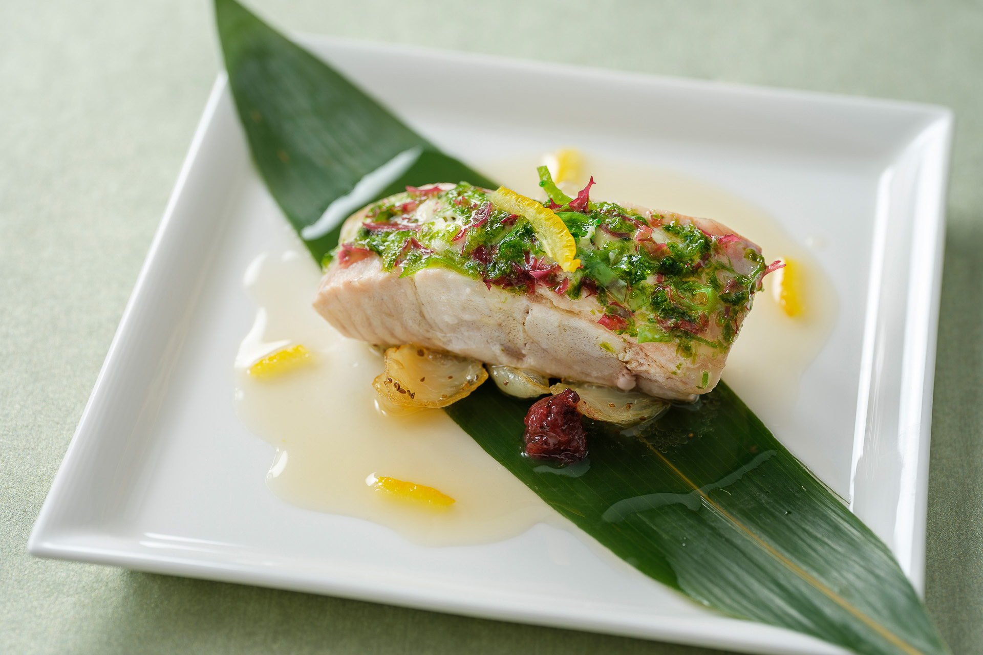 「テディ・ルーズヴェルト・ラウンジ」の「スズキのスチーム、海藻バターソース 柚子と梅肉添え」（1500円）