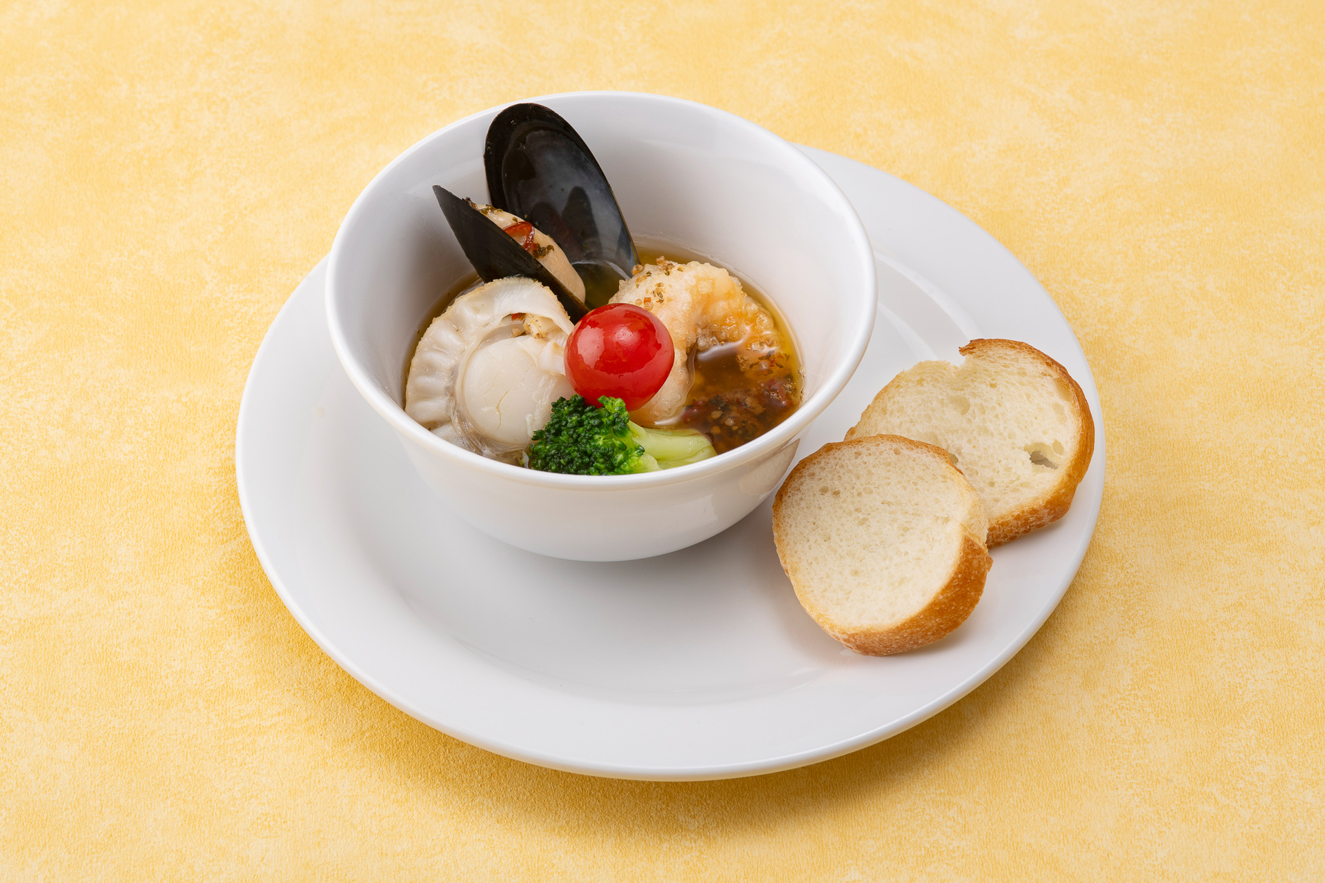 「ホライズンベイ・レストラン」の「シーフードアヒージョ」（800円）