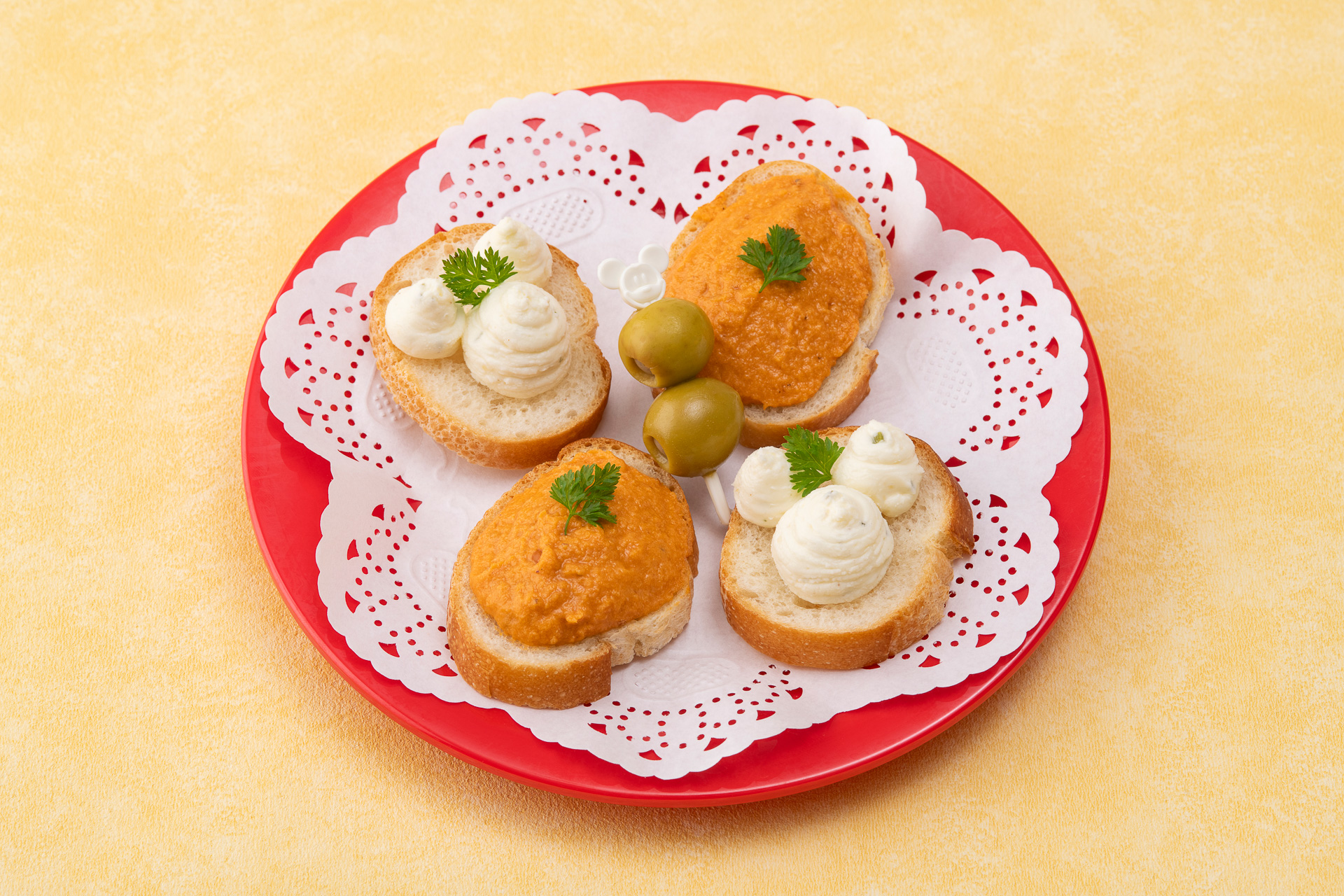 「ホライズンベイ・レストラン」の「2種のカナッペ（スモークチキンムース、チーズ）」（800円）