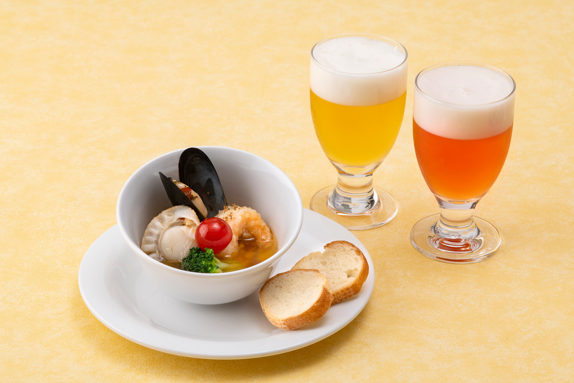 カナッペまたはアヒージョ、アルコールはワインセットorクラフトビールセットがチョイスできる